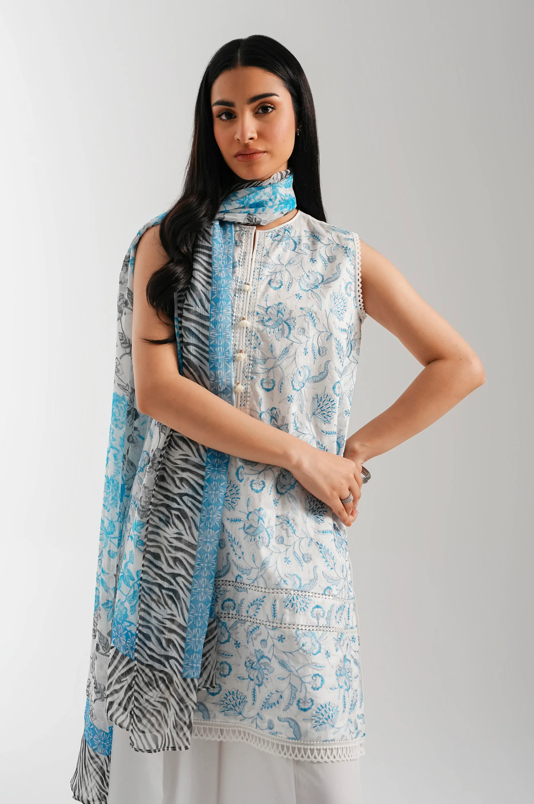 UNSTITCHED EMBROIDERED SUIT - Image 3