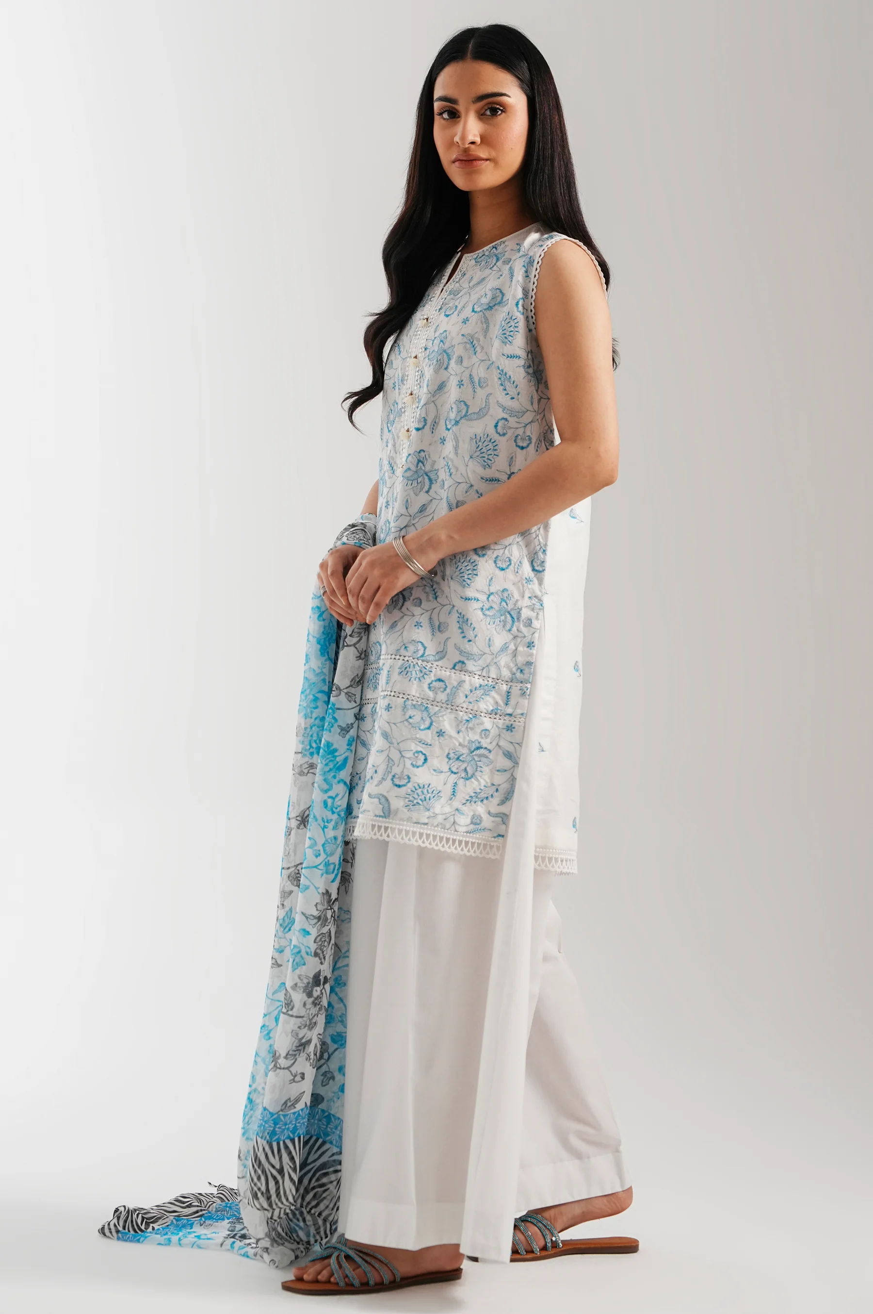 UNSTITCHED EMBROIDERED SUIT - Image 4