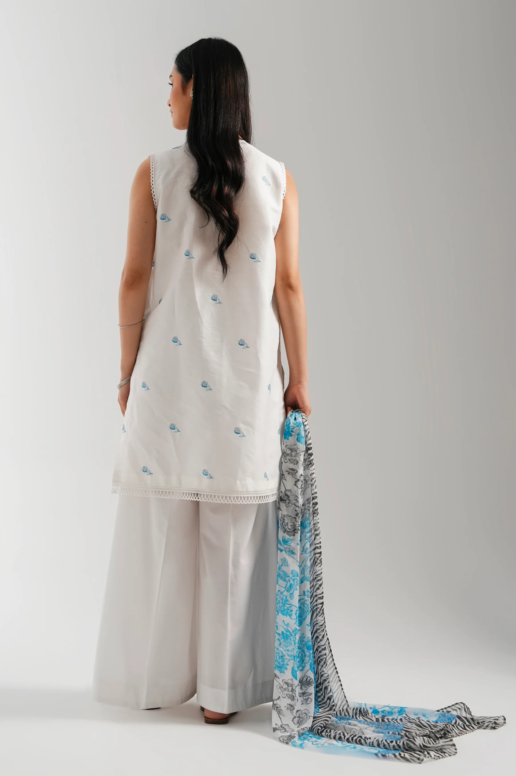 UNSTITCHED EMBROIDERED SUIT - Image 5