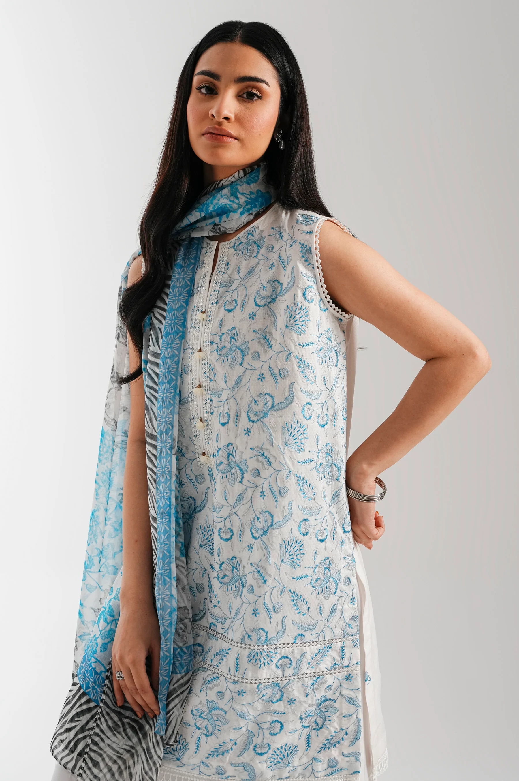 UNSTITCHED EMBROIDERED SUIT - Image 6