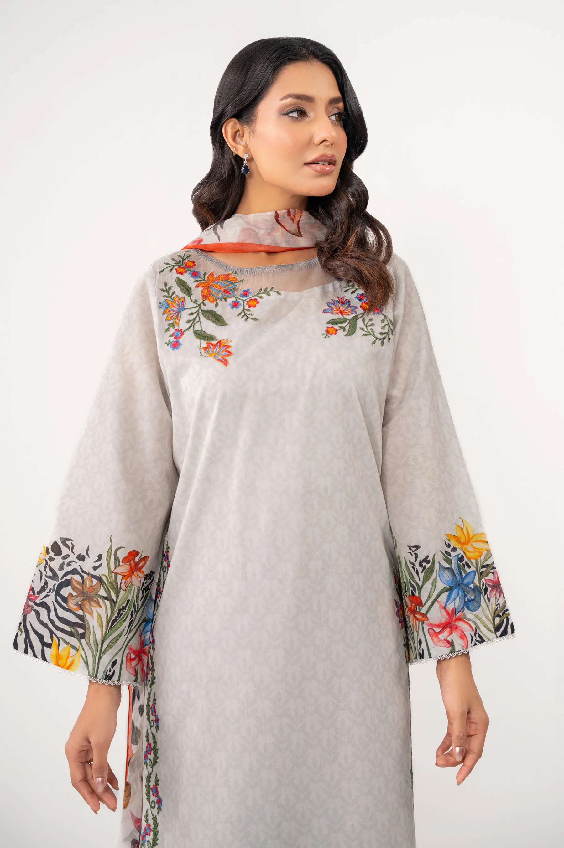 UNSTITCHED EMBROIDERED SUIT - Image 2