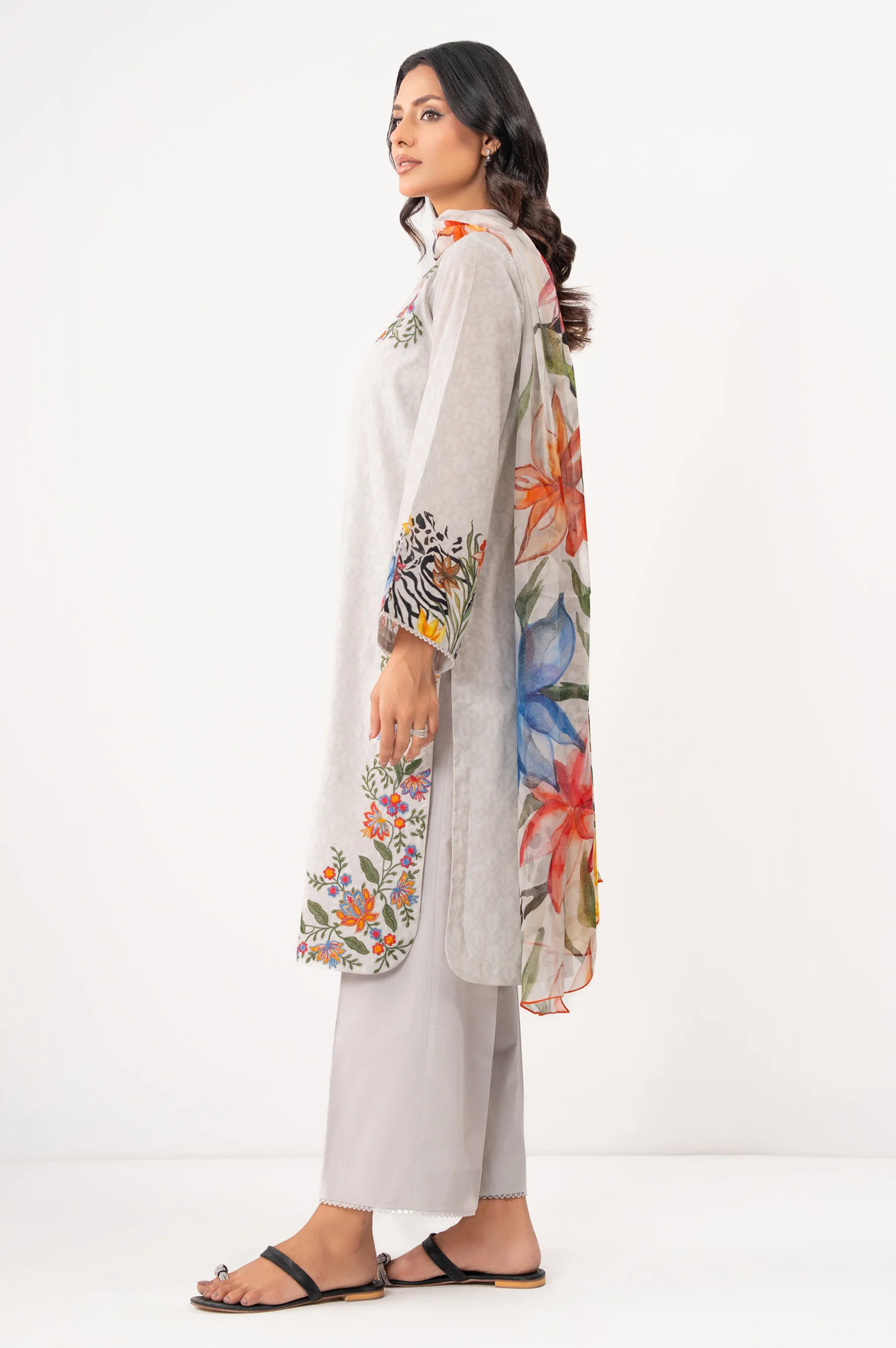 UNSTITCHED EMBROIDERED SUIT - Image 3