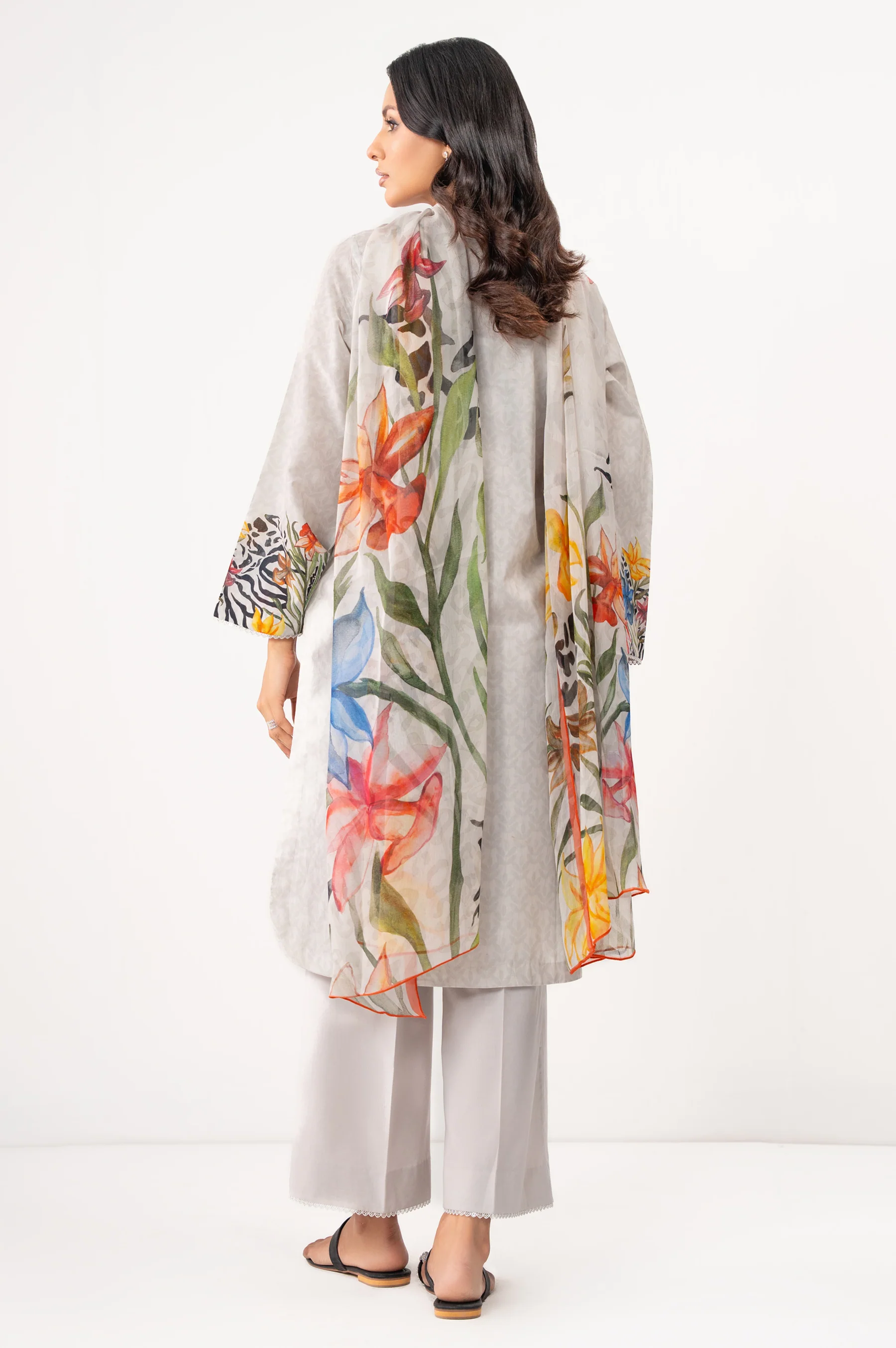 UNSTITCHED EMBROIDERED SUIT - Image 4
