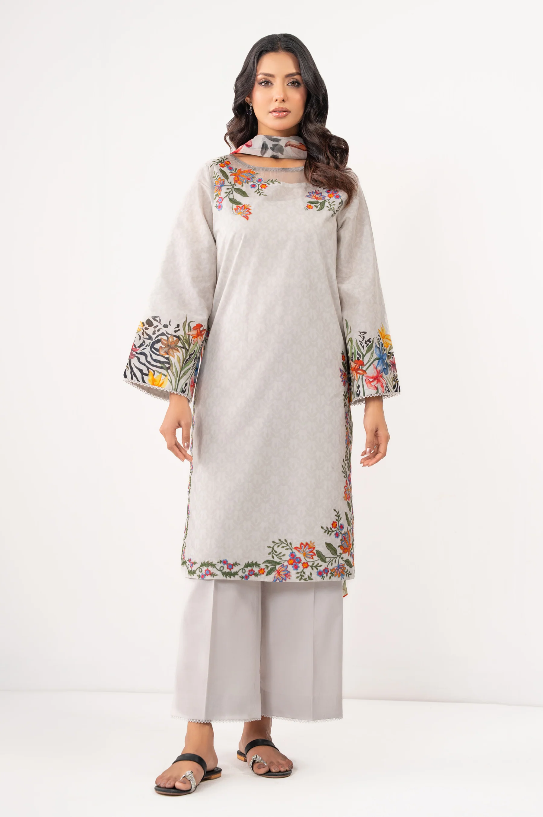 UNSTITCHED EMBROIDERED SUIT - Image 5