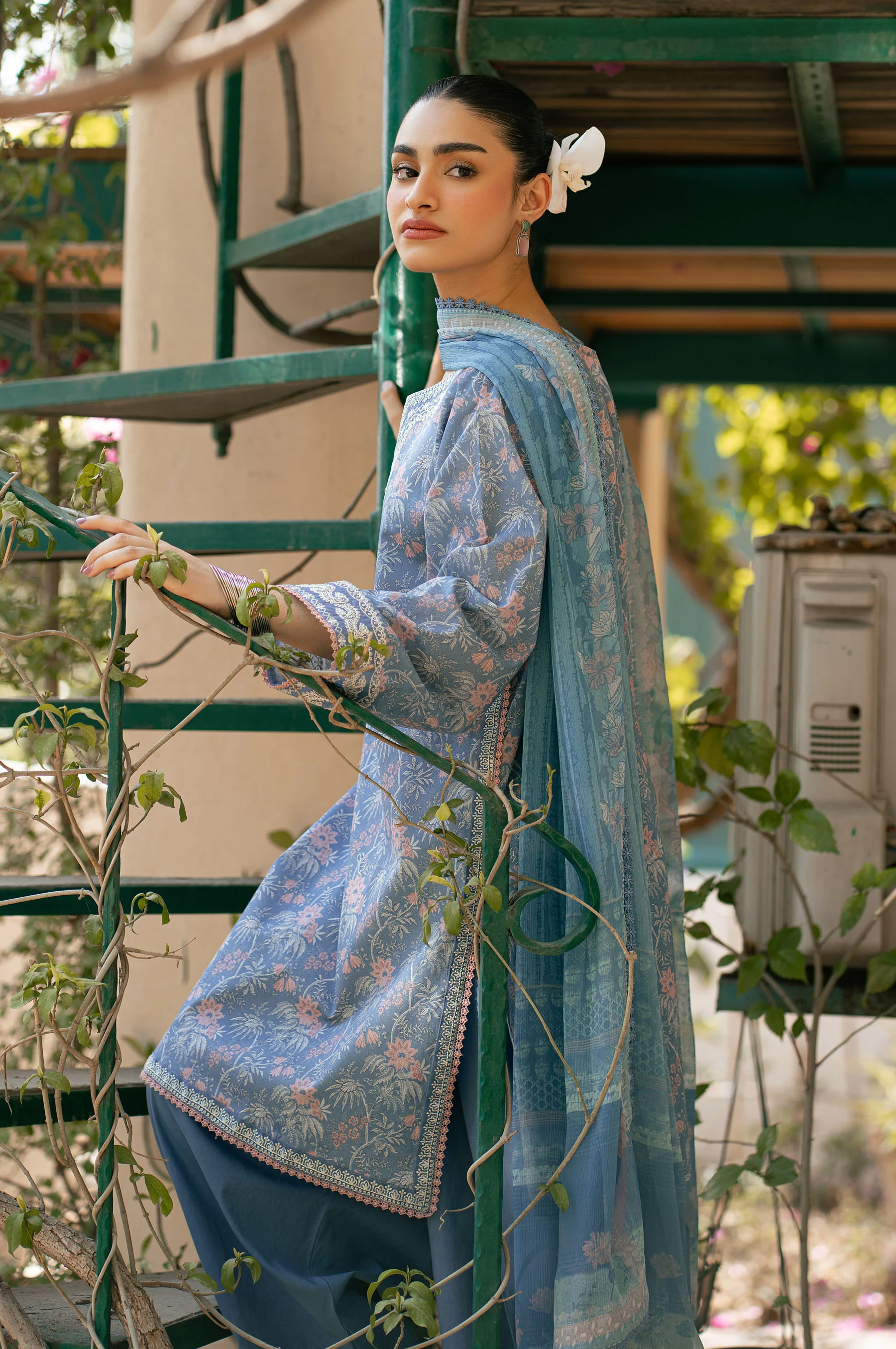 UNSTITCHED EMBROIDERED SUIT - Image 4