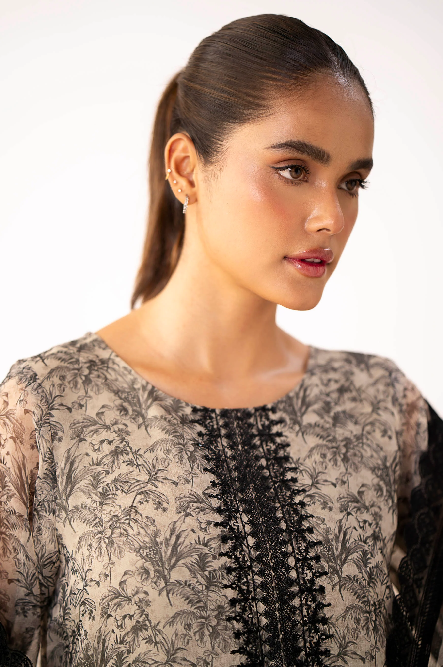 UNSTITCHED EMBROIDERED SUIT - Image 4