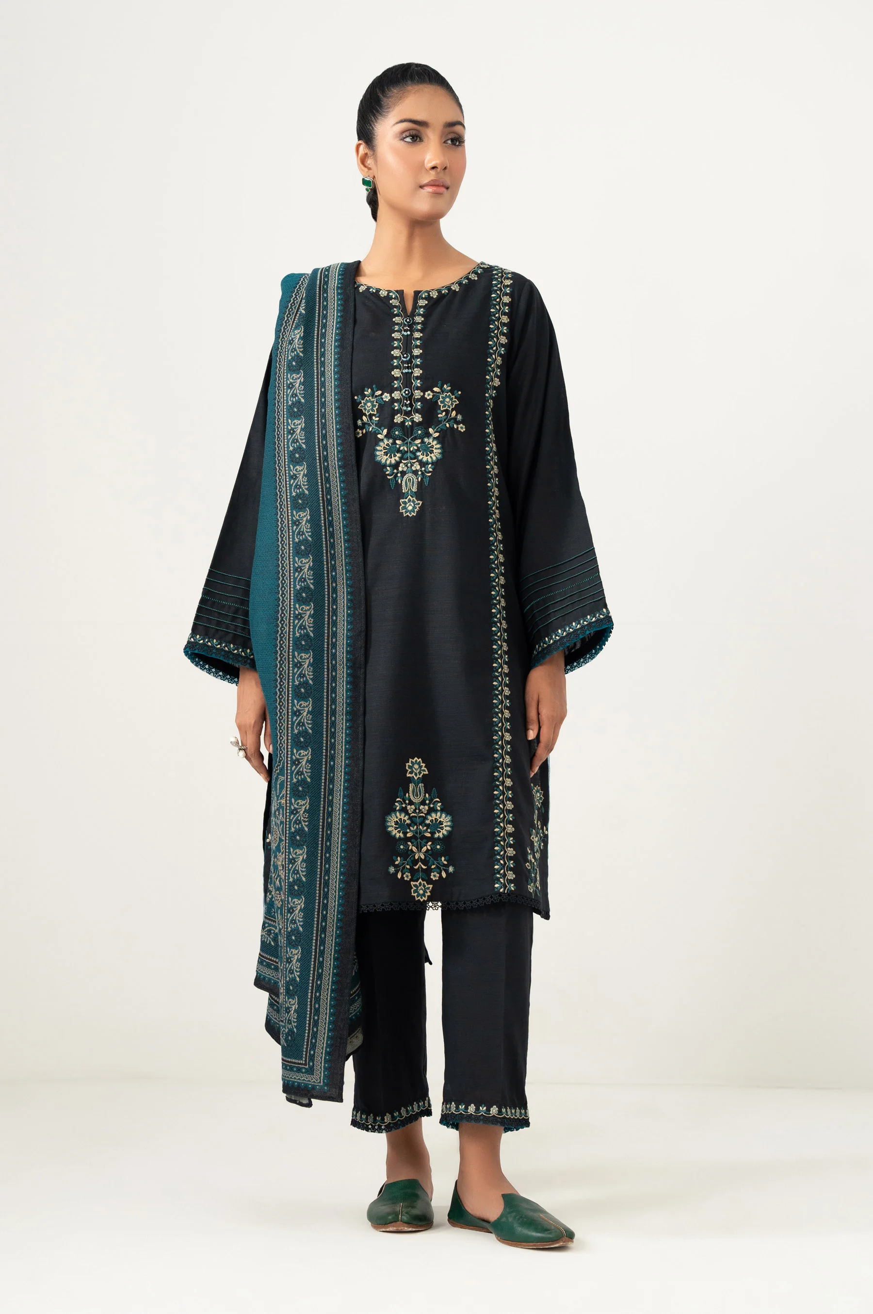 UNSTITCHED EMBROIDERED SUIT - Image 3