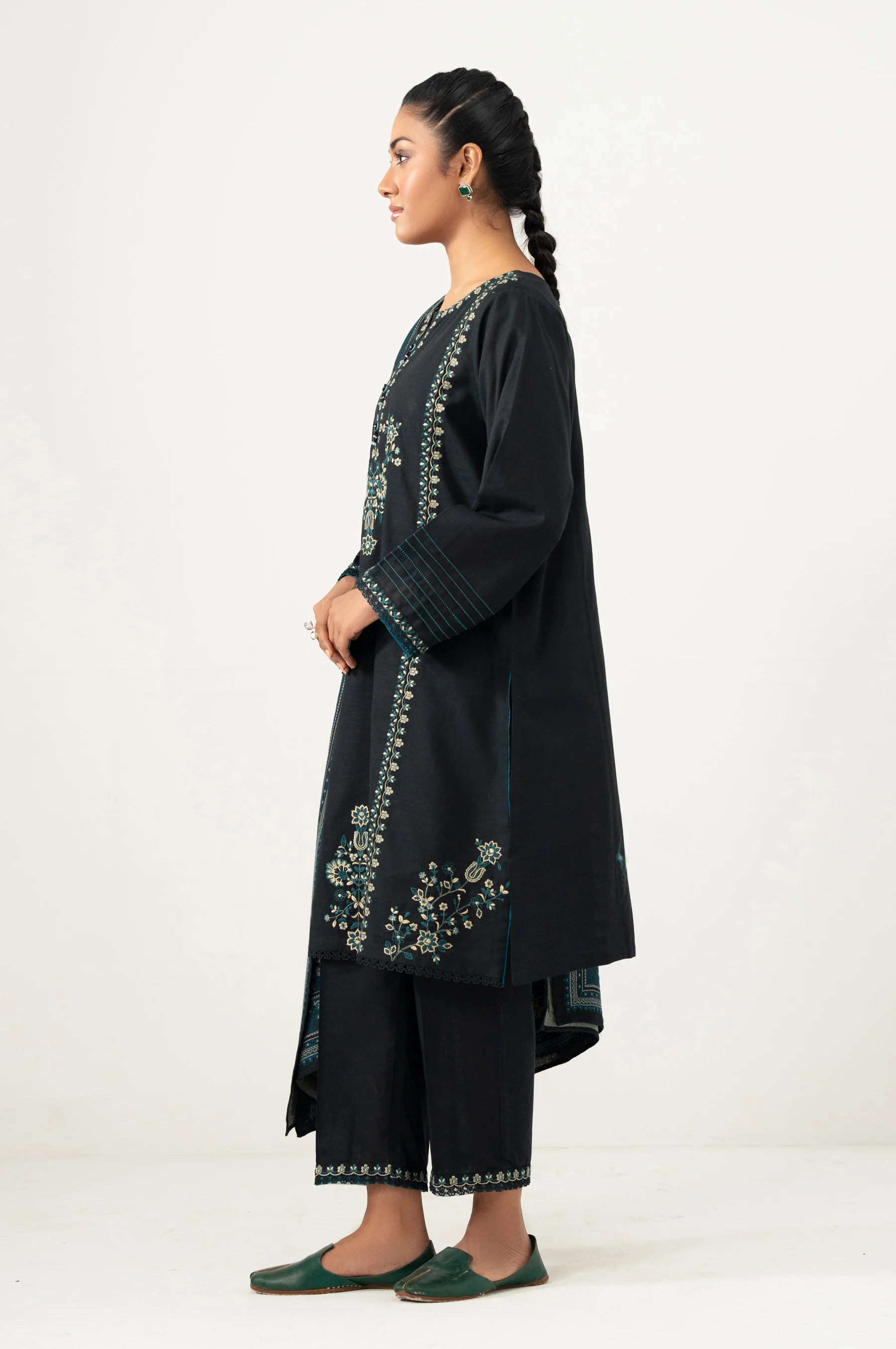UNSTITCHED EMBROIDERED SUIT - Image 5