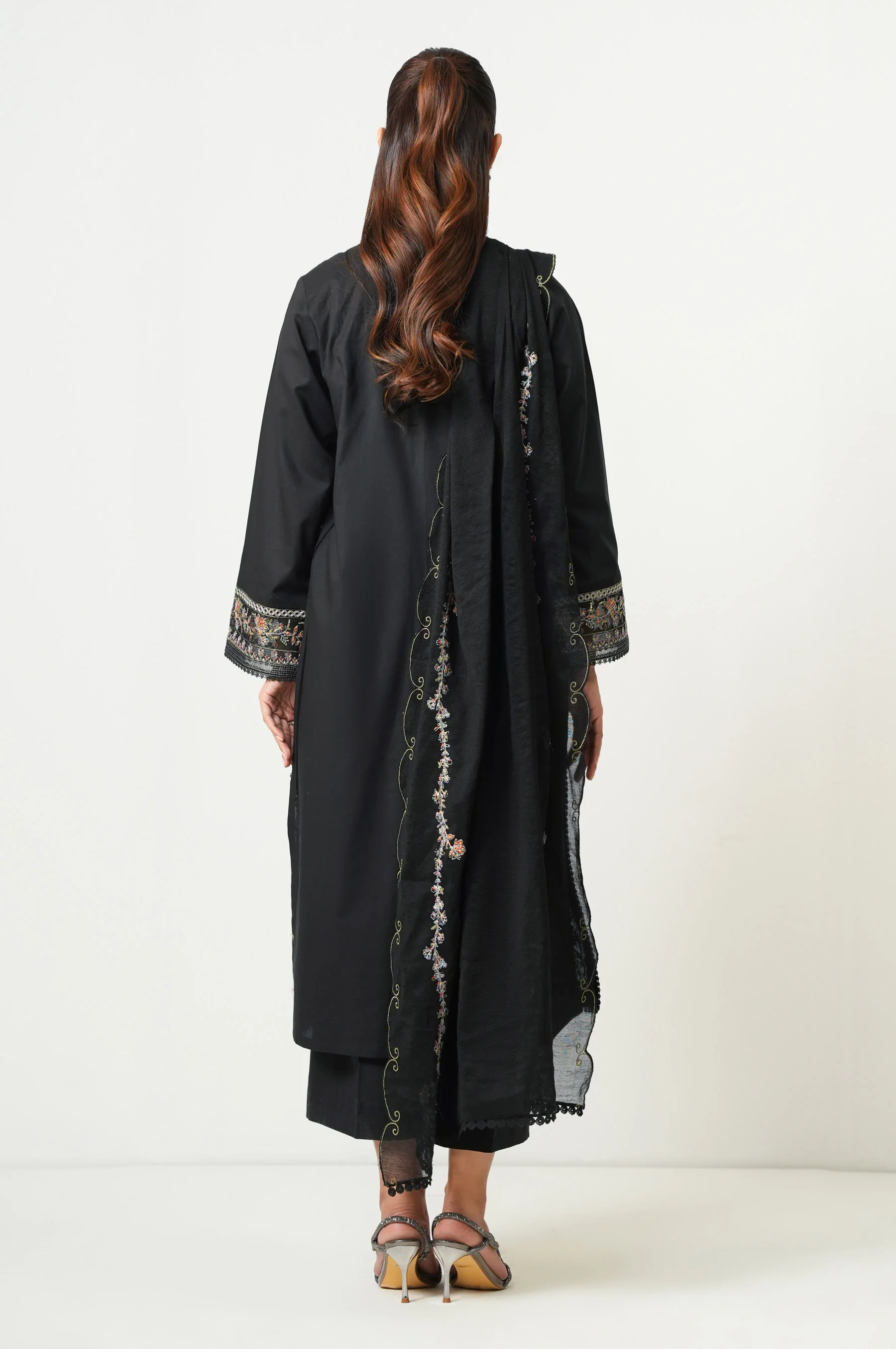 UNSTITCHED EMBROIDERED SUIT - Image 4