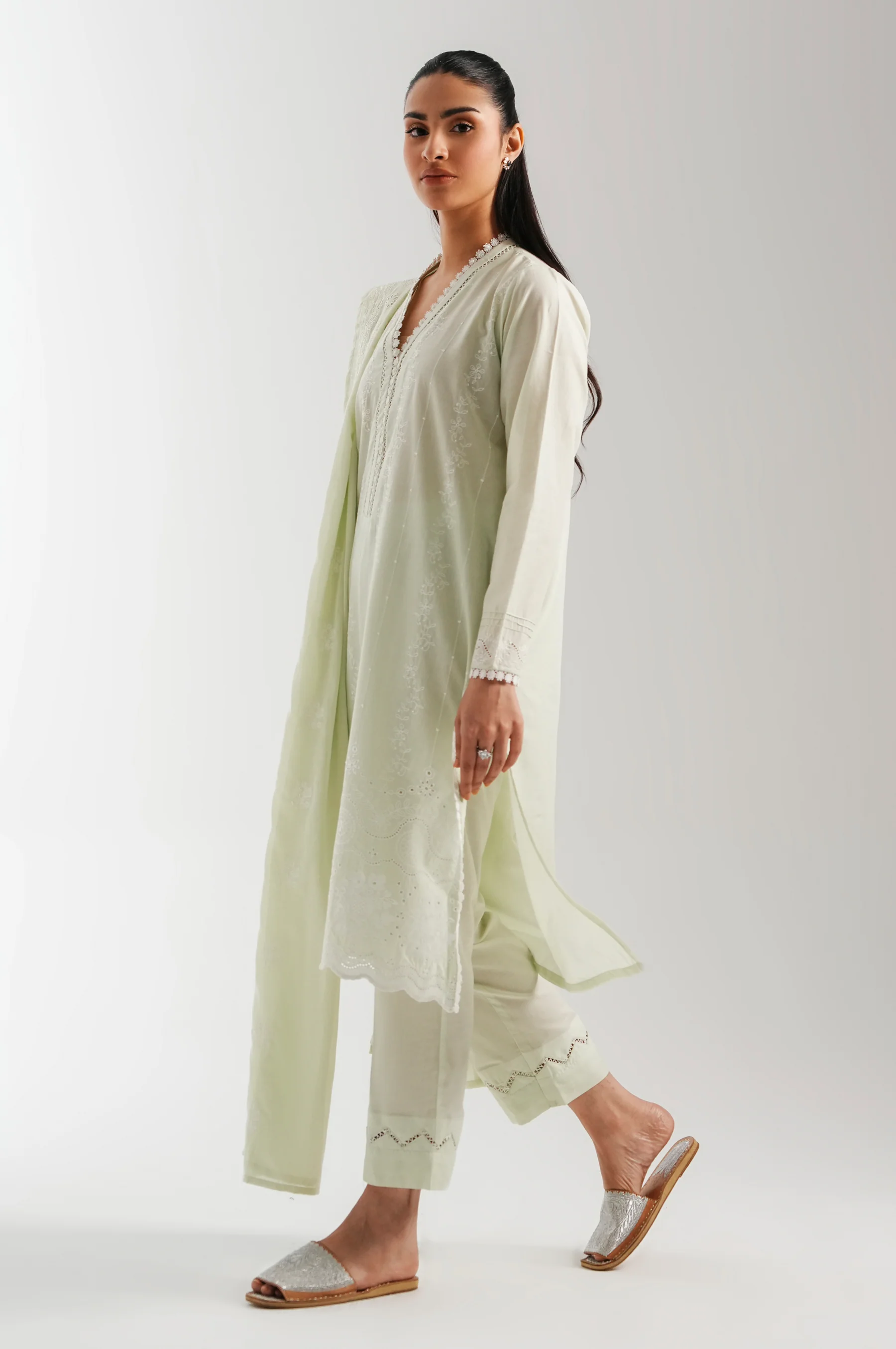 UNSTITCHED EMBROIDERED SUIT - Image 3