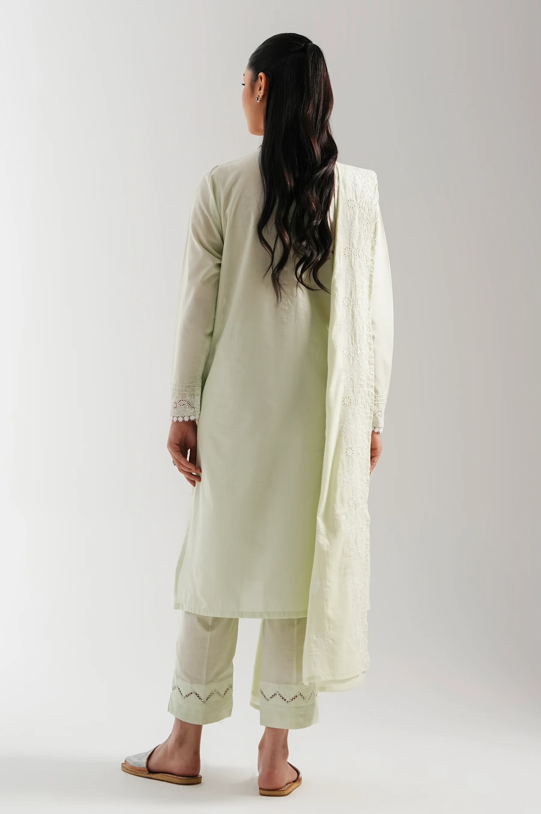 UNSTITCHED EMBROIDERED SUIT - Image 4