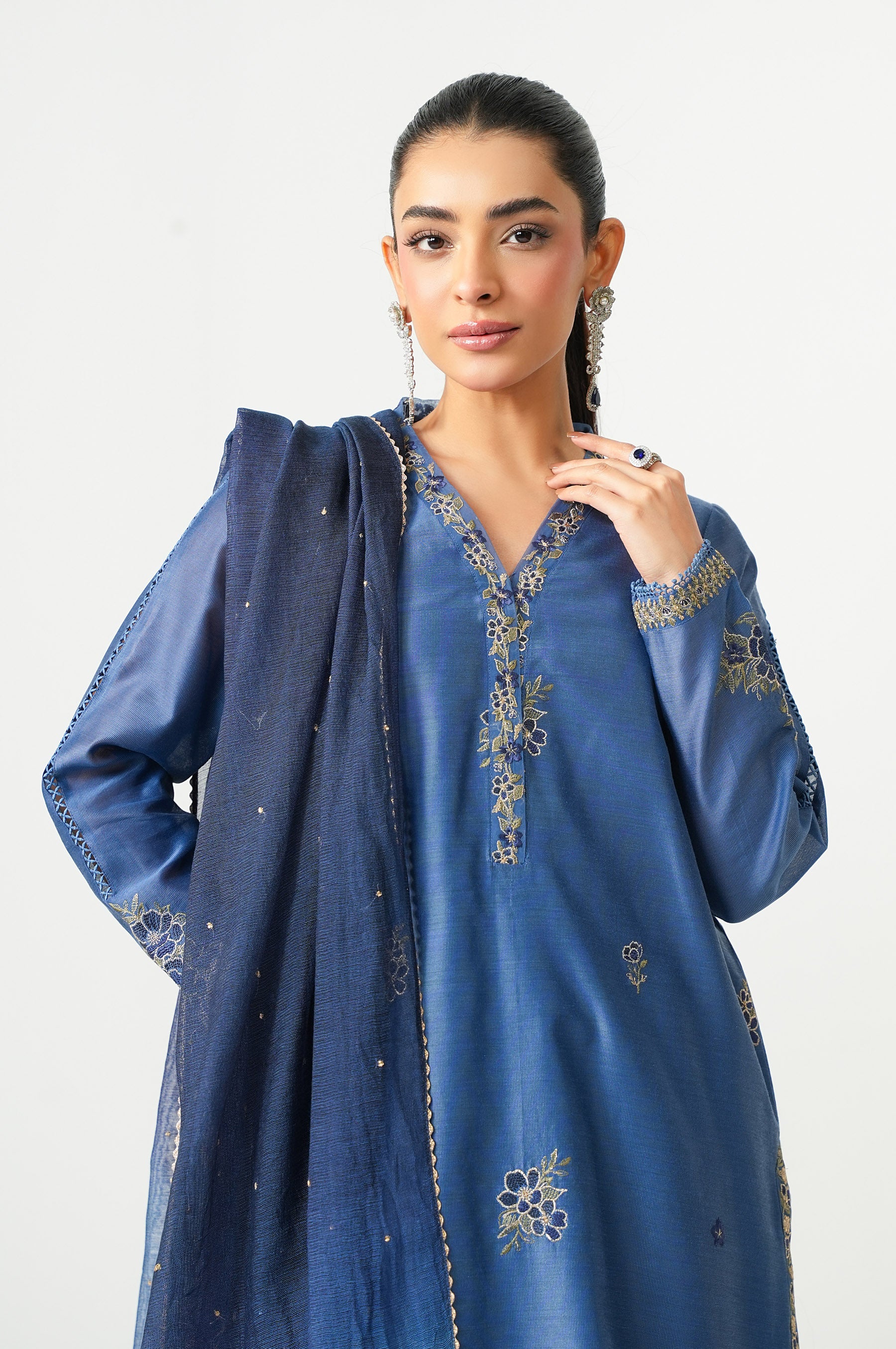 UNSTITCHED EMBROIDERED SUIT - Image 4
