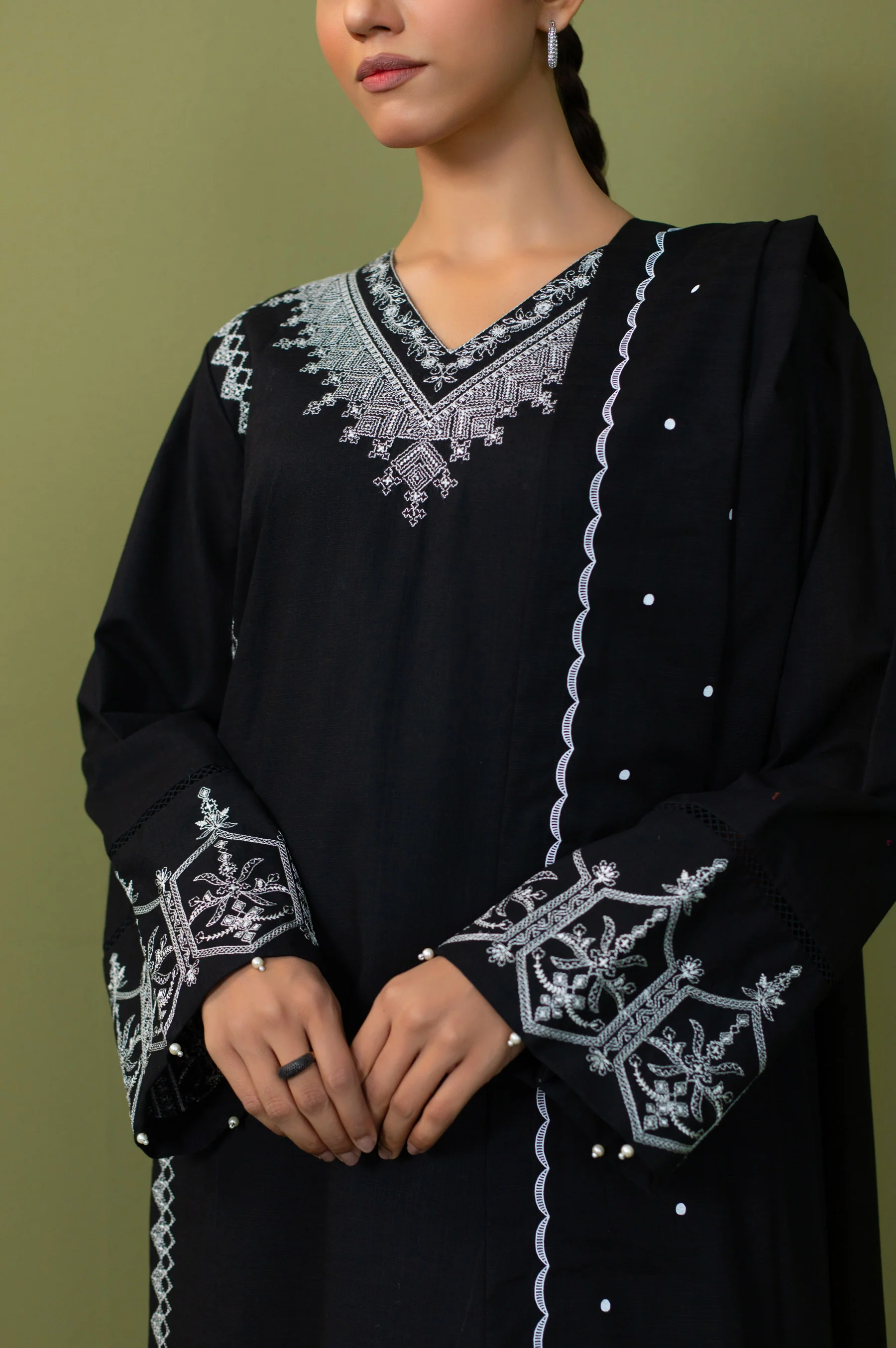 Unstitched 3 Piece Embroidered Khaddar Suit - Image 5