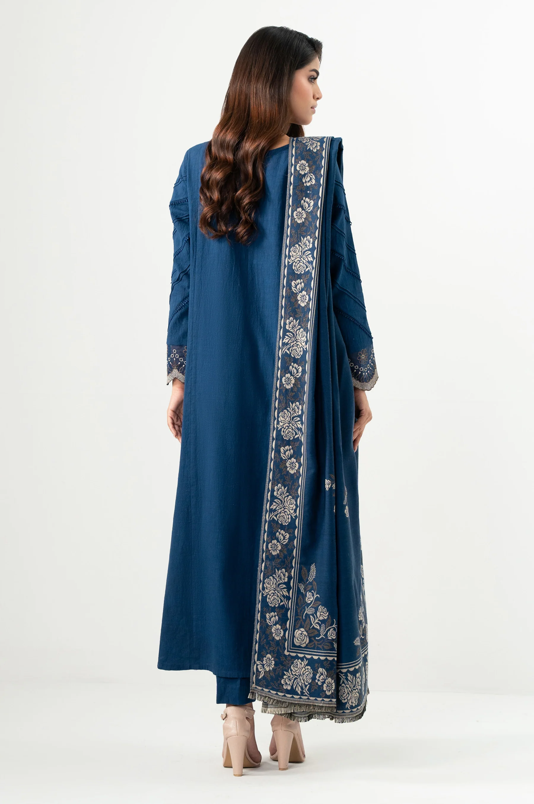 UNSTITCHED EMBROIDERED SUIT - Image 4