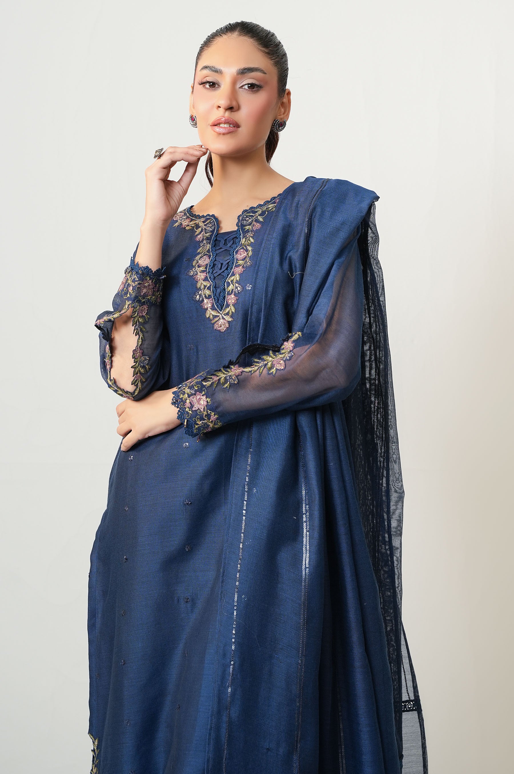 UNSTITCHED EMBROIDERED SUIT - Image 4