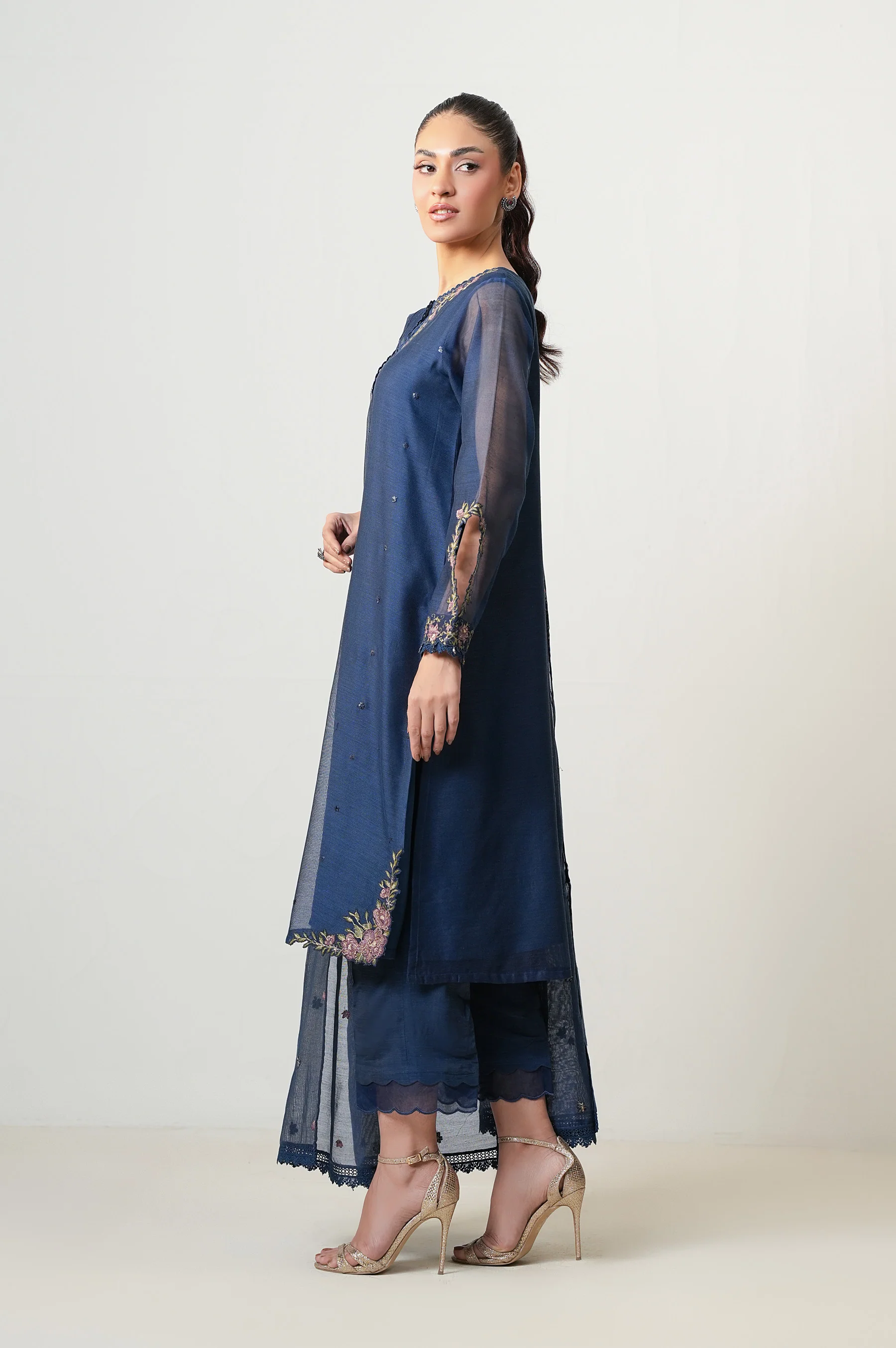 UNSTITCHED EMBROIDERED SUIT - Image 5