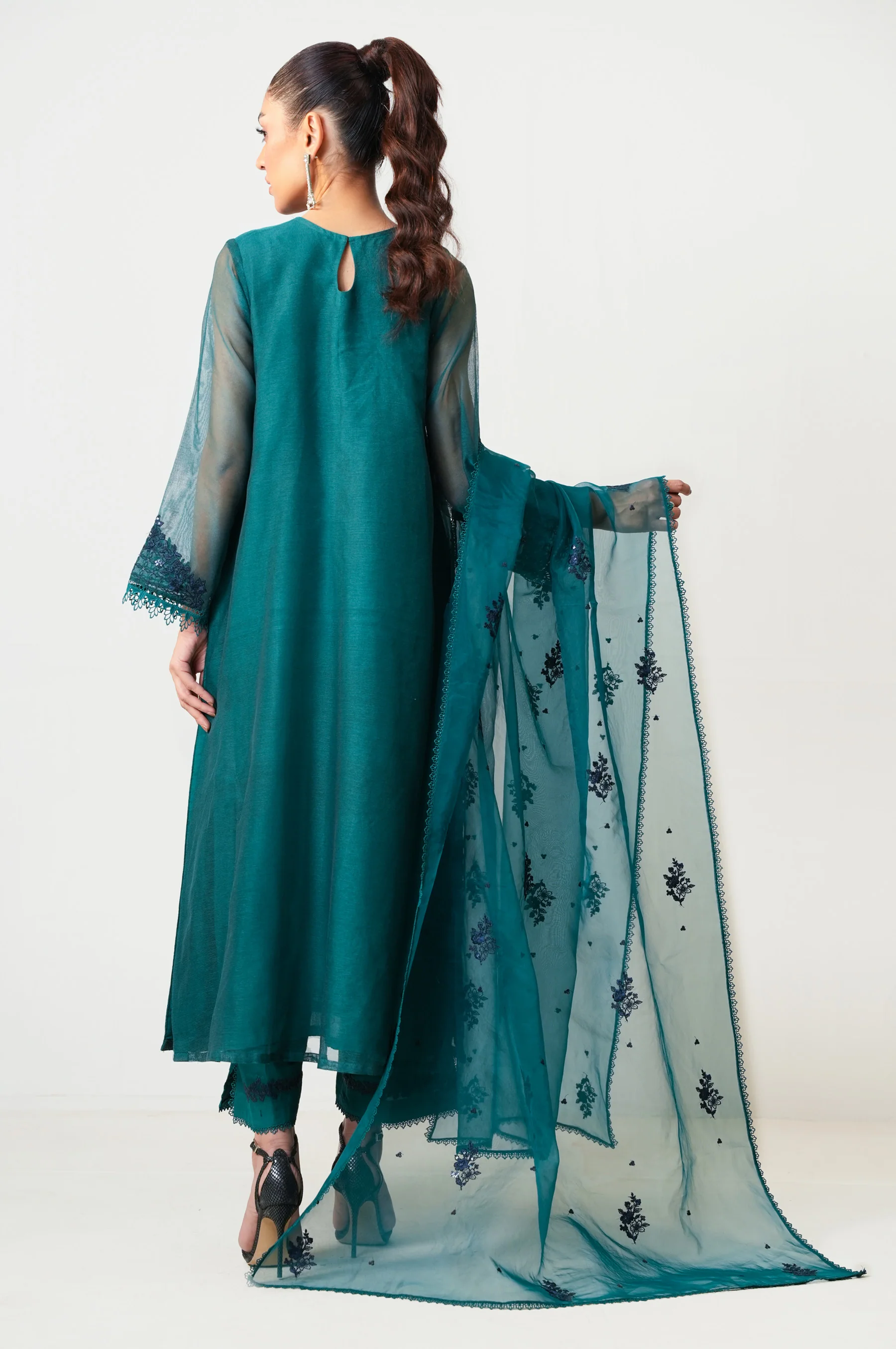 UNSTITCHED EMBROIDERED SUIT - Image 3