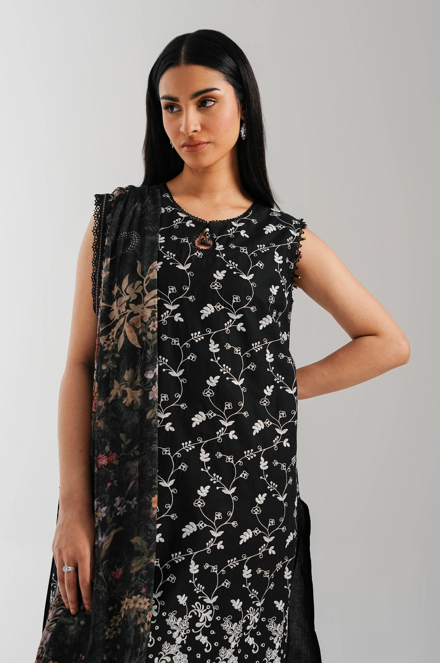 UNSTITCHED EMBROIDERED SUIT - Image 2