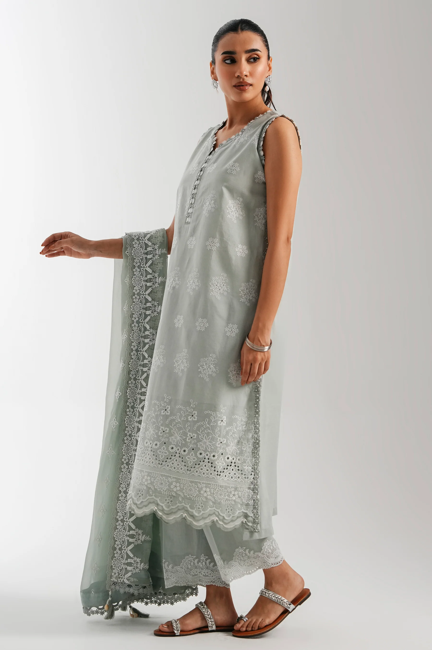 UNSTITCHED EMBROIDERED SUIT - Image 4