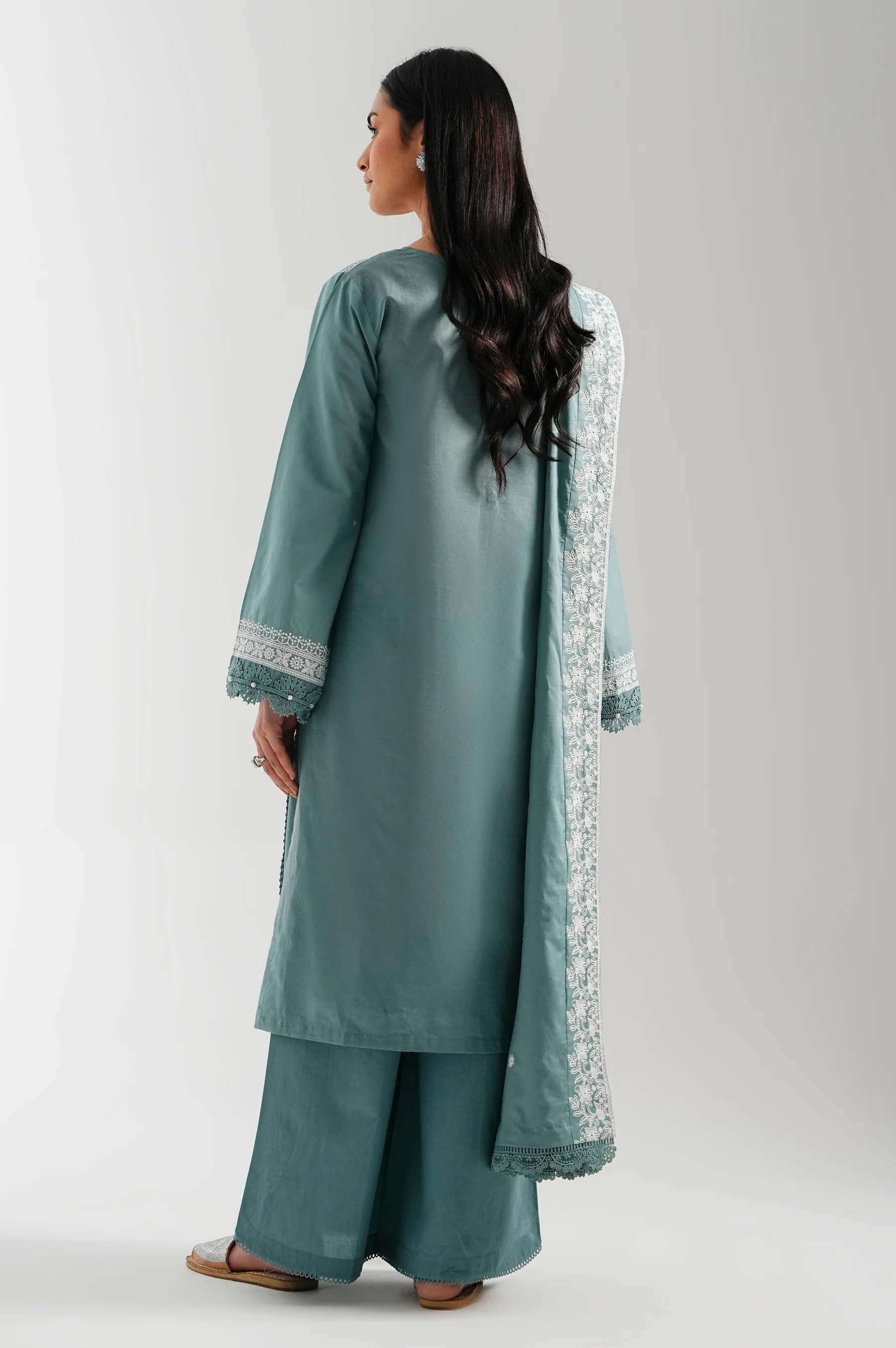 UNSTITCHED EMBROIDERED SUIT - Image 4