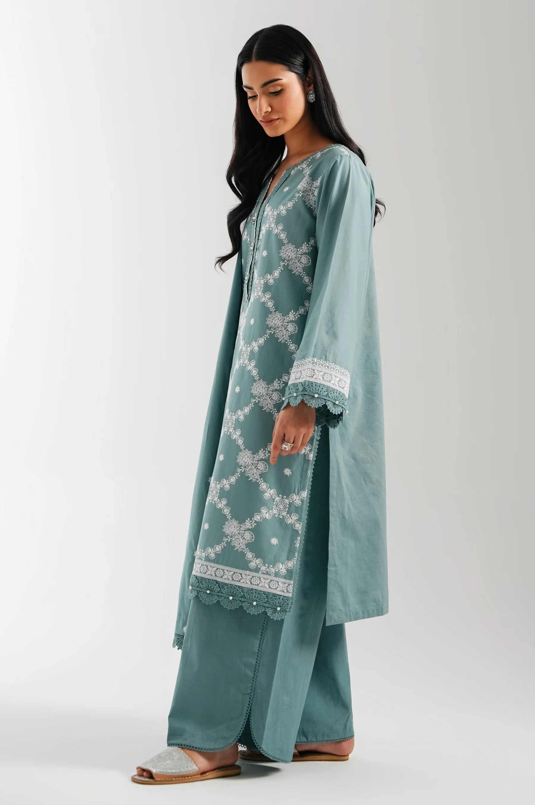 UNSTITCHED EMBROIDERED SUIT - Image 5