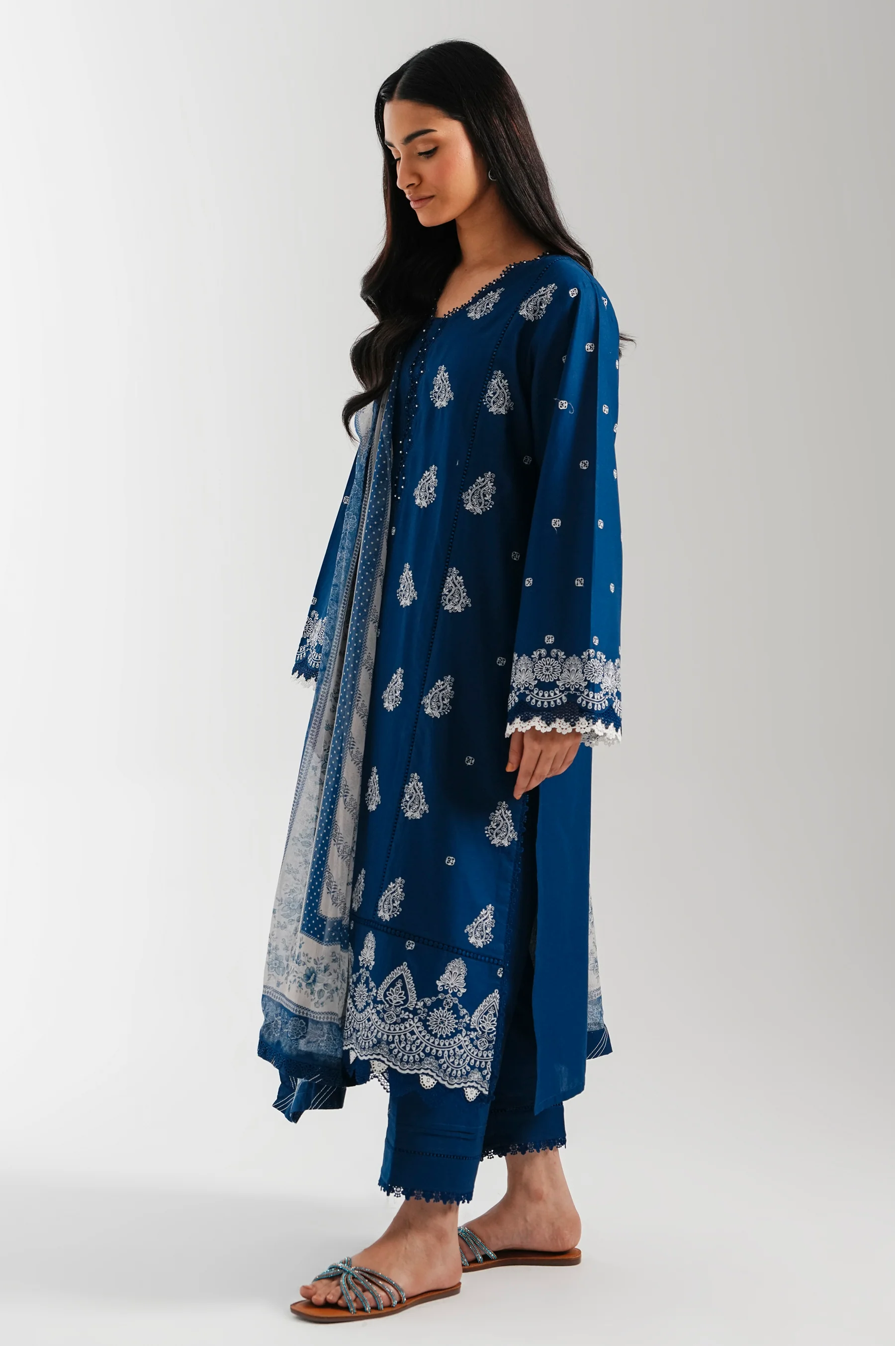 UNSTITCHED EMBROIDERED SUIT - Image 3