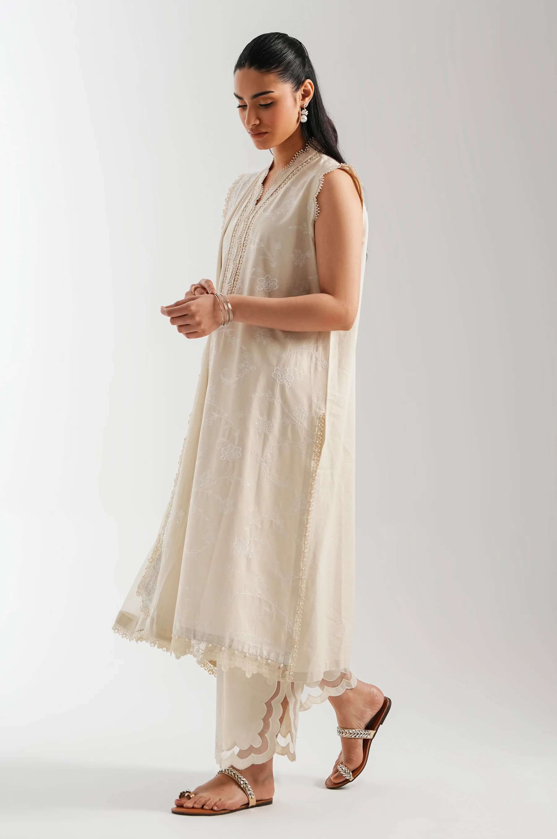 UNSTITCHED EMBROIDERED SUIT - Image 3