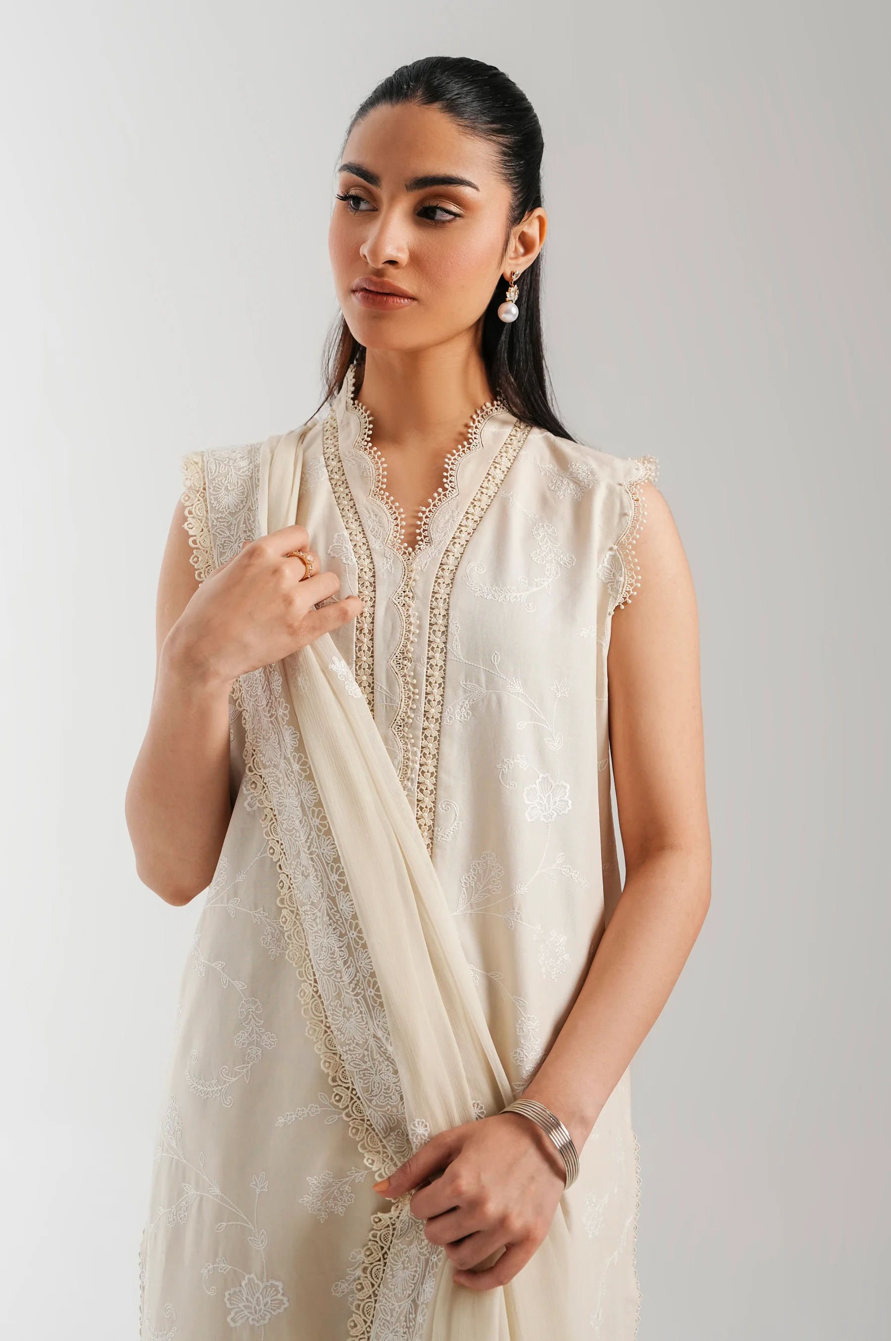 UNSTITCHED EMBROIDERED SUIT - Image 5