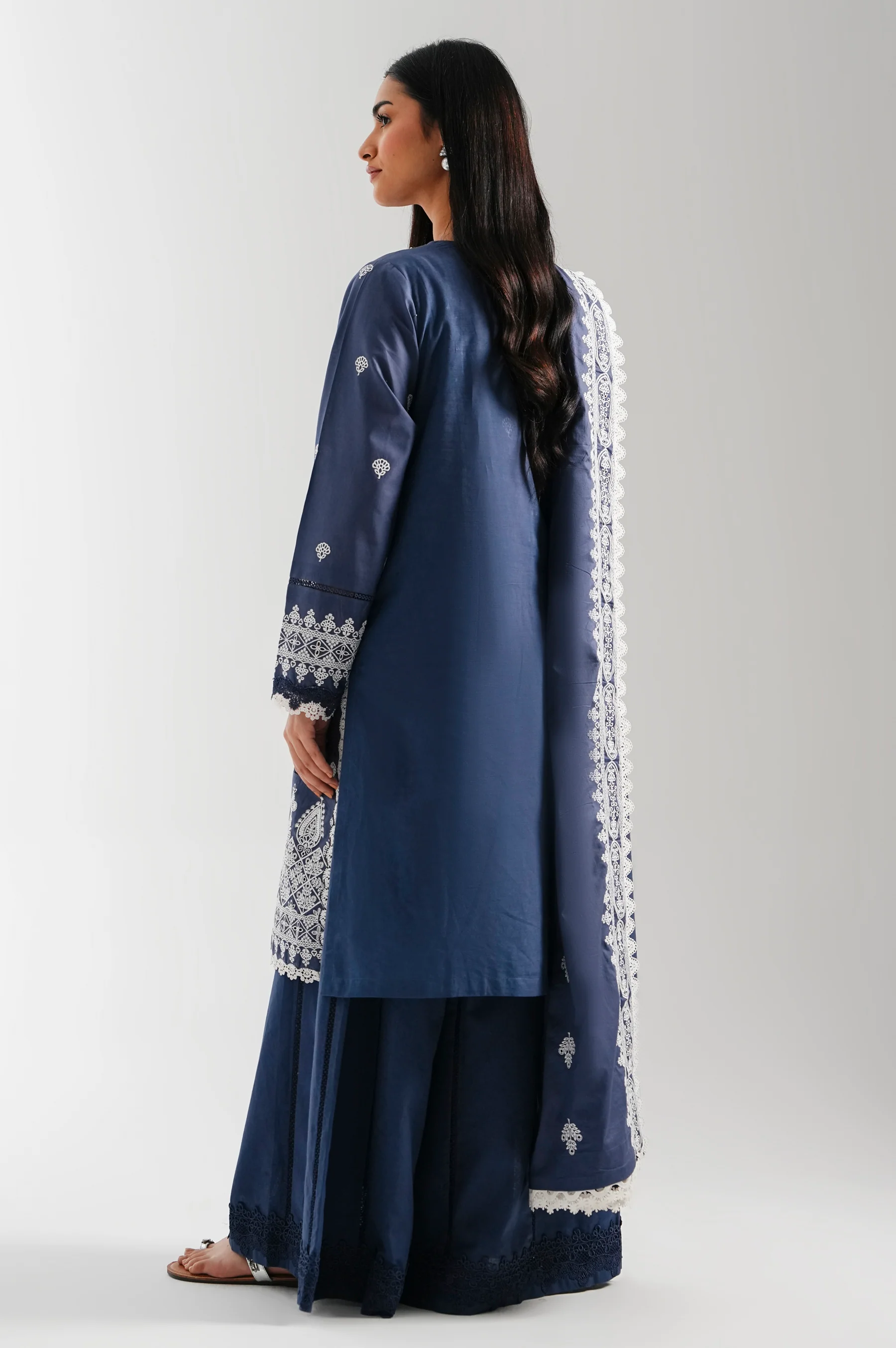 UNSTITCHED EMBROIDERED SUIT - Image 4