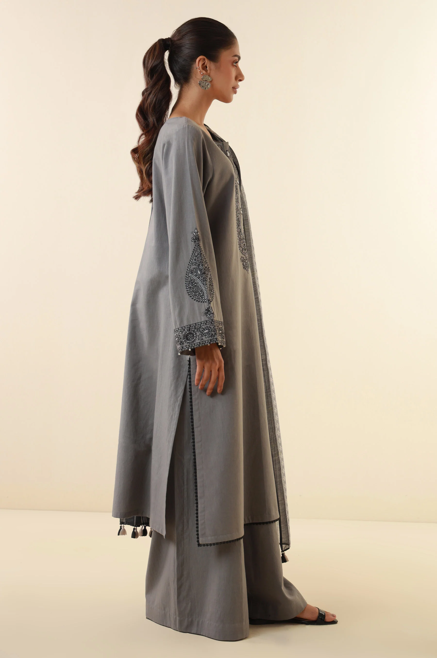 Unstitched 3 Piece Embroidered Lawn Suit - Image 5