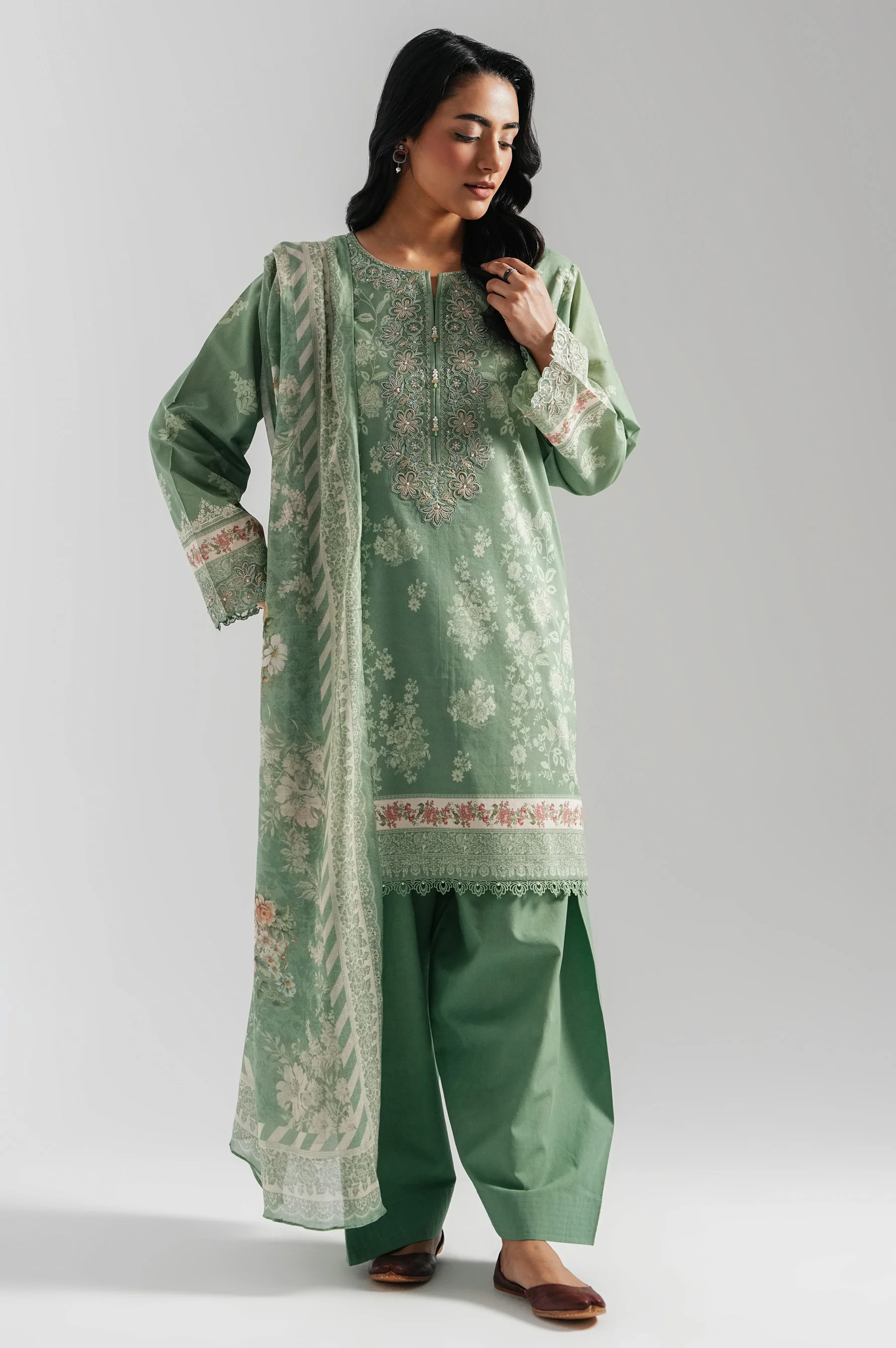 UNSTITCHED EMBROIDERED SUIT - Image 6