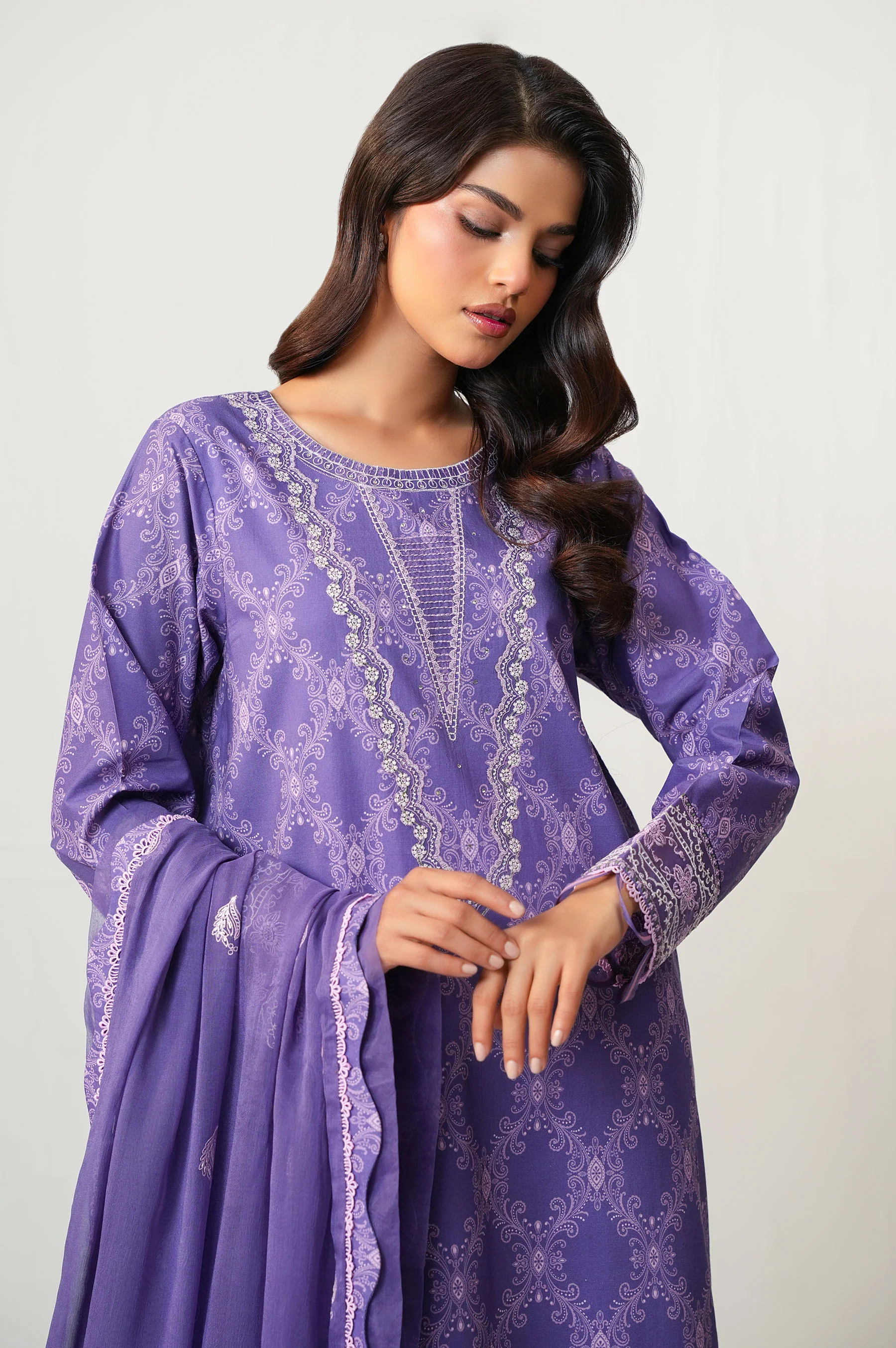 UNSTITCHED EMBROIDERED SUIT - Image 5