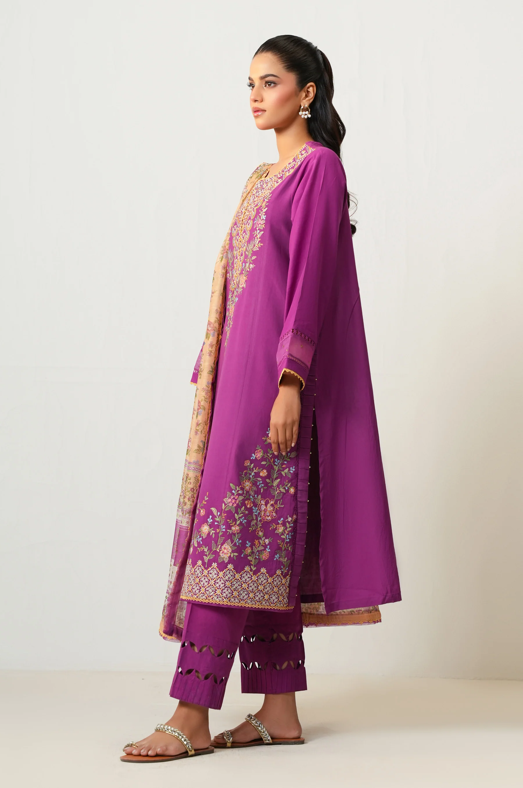 UNSTITCHED EMBROIDERED SUIT - Image 4