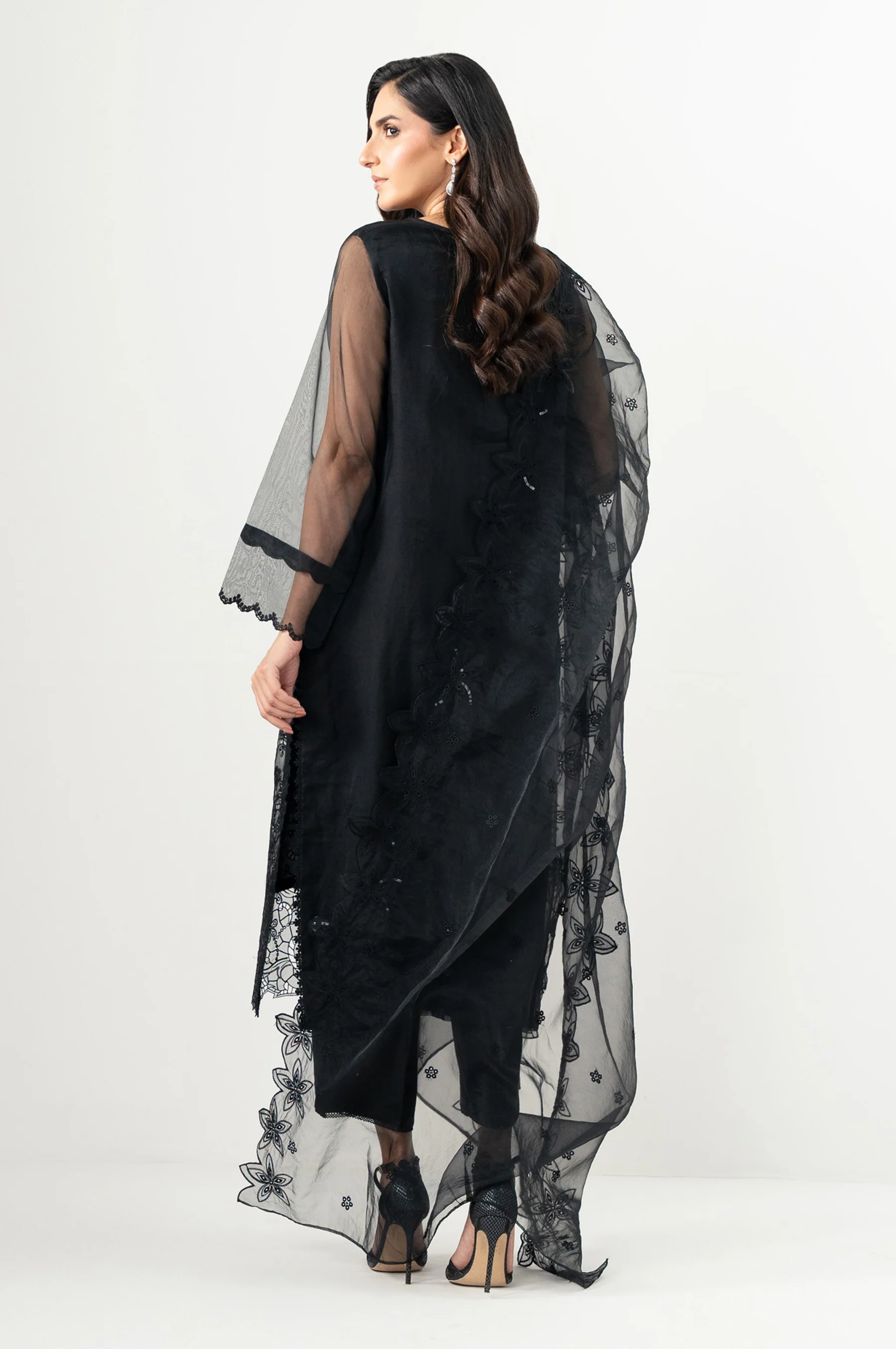 UNSTITCHED EMBROIDERED SUIT - Image 5