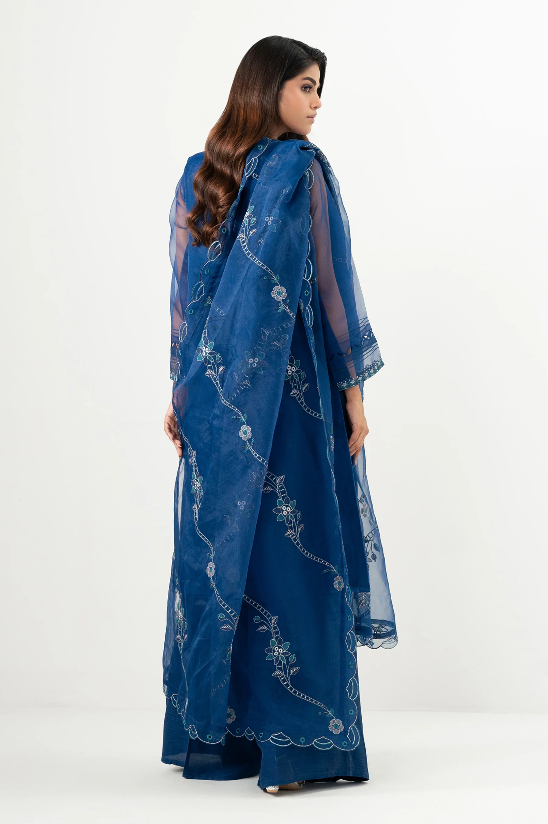 UNSTITCHED EMBROIDERED SUIT - Image 3