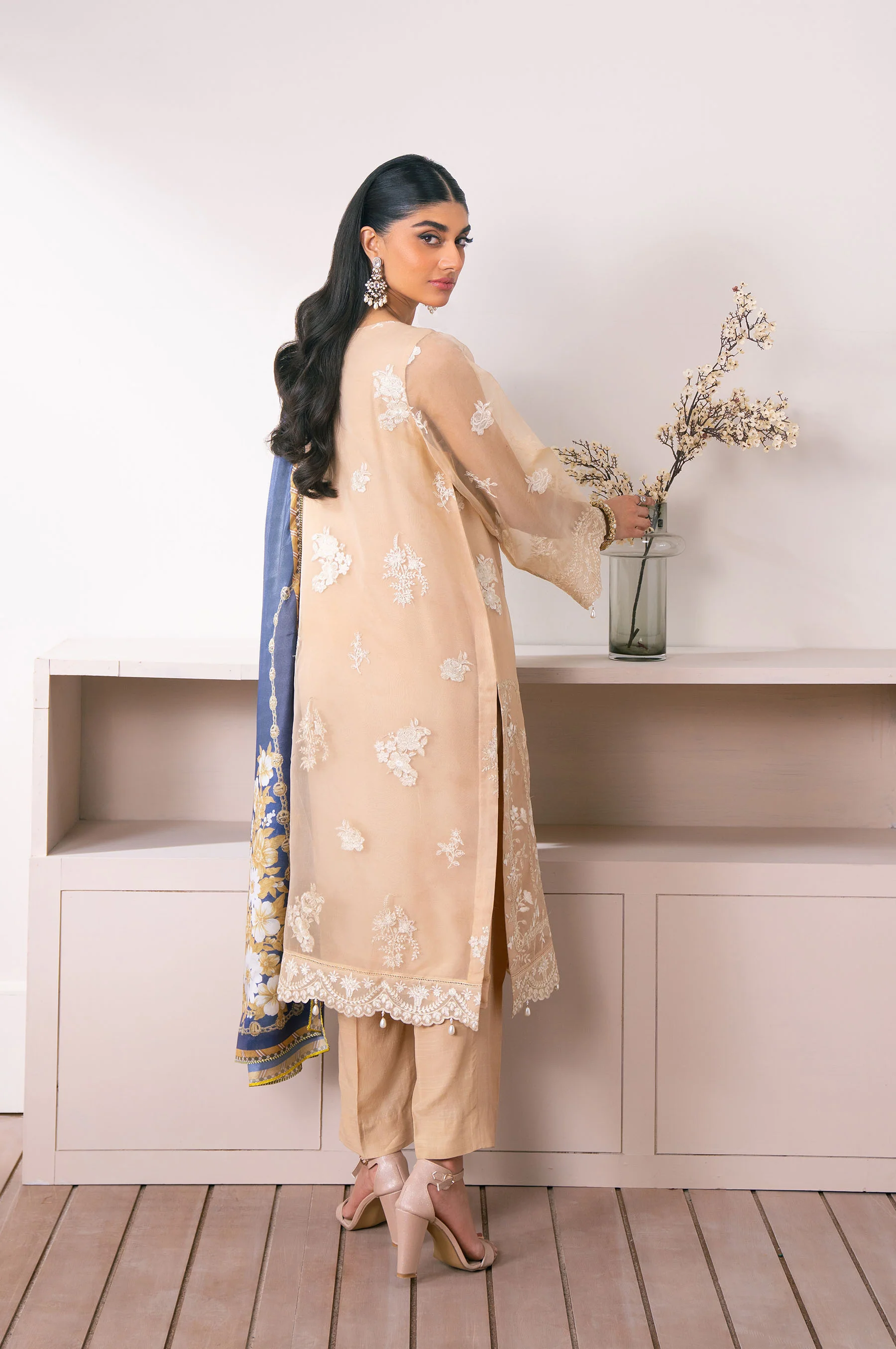 UNSTITCHED EMBROIDERED SUIT - Image 6