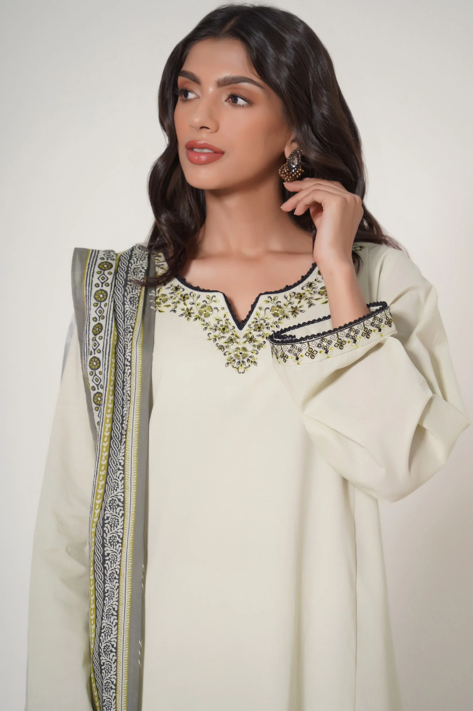 Unstitched 3 Piece Embroidered Slub Cambric Suit - Image 2