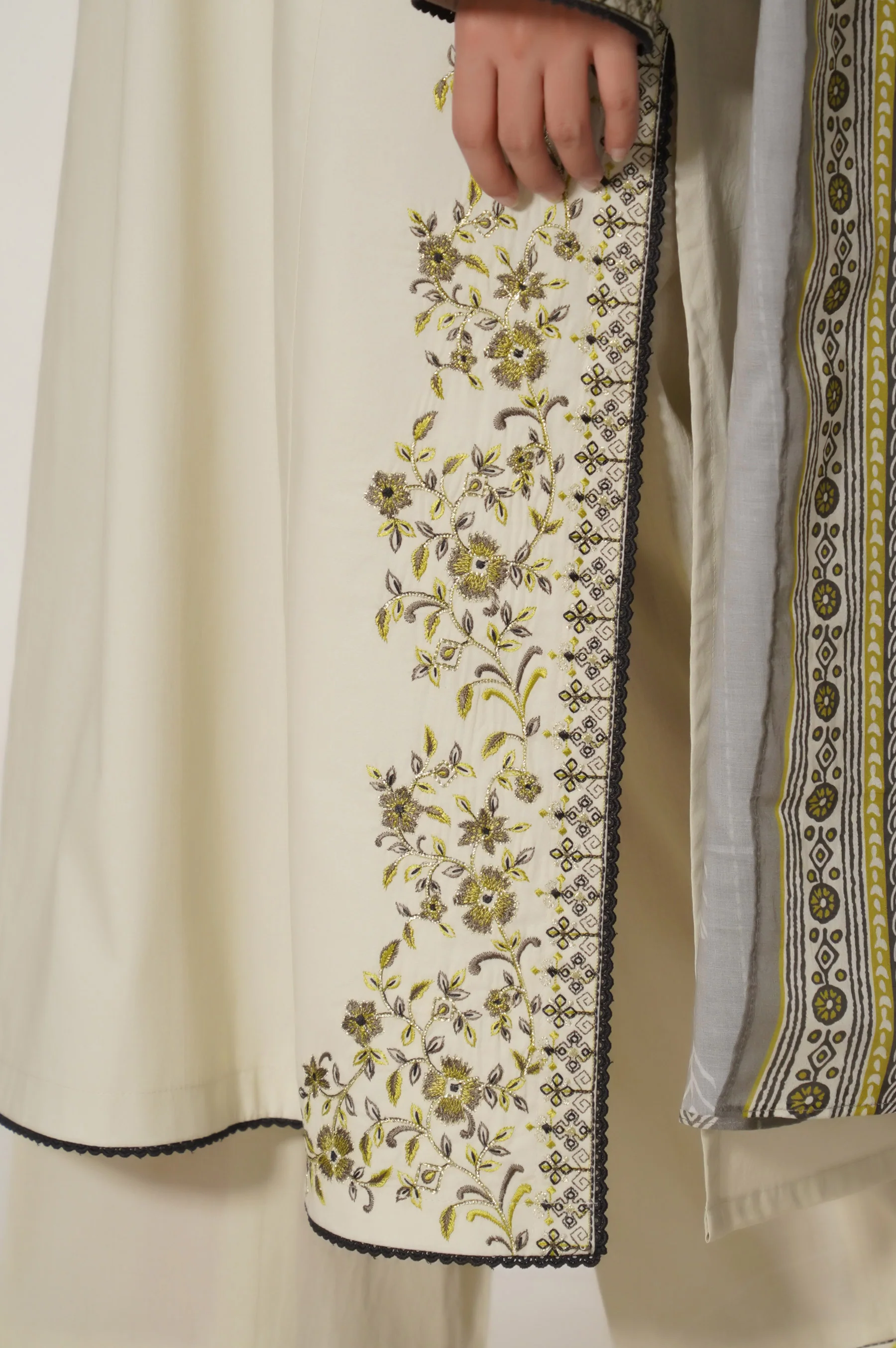 Unstitched 3 Piece Embroidered Slub Cambric Suit - Image 4