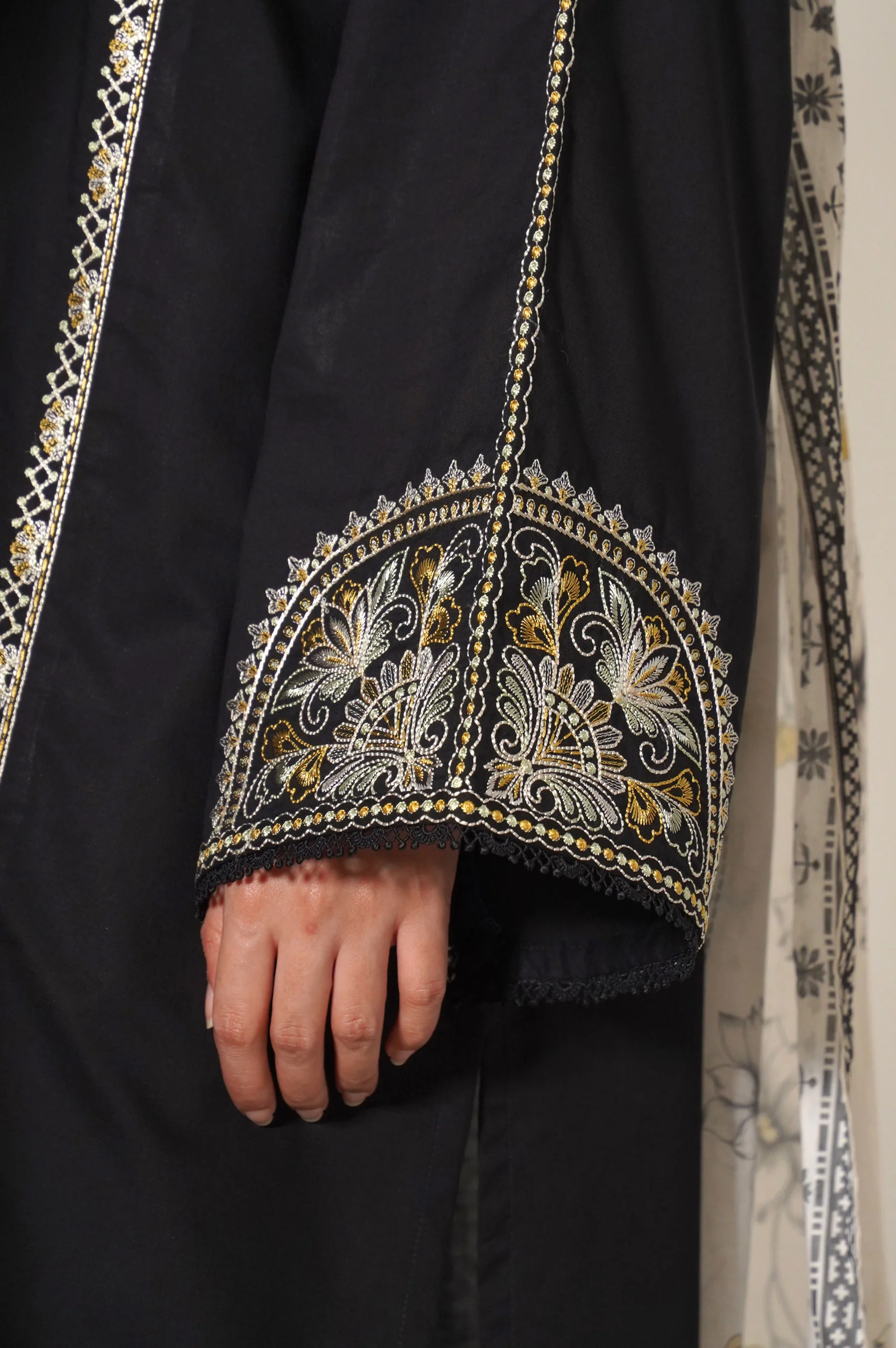 Unstitched 3 Piece Embroidered Slub Cambric Suit - Image 5