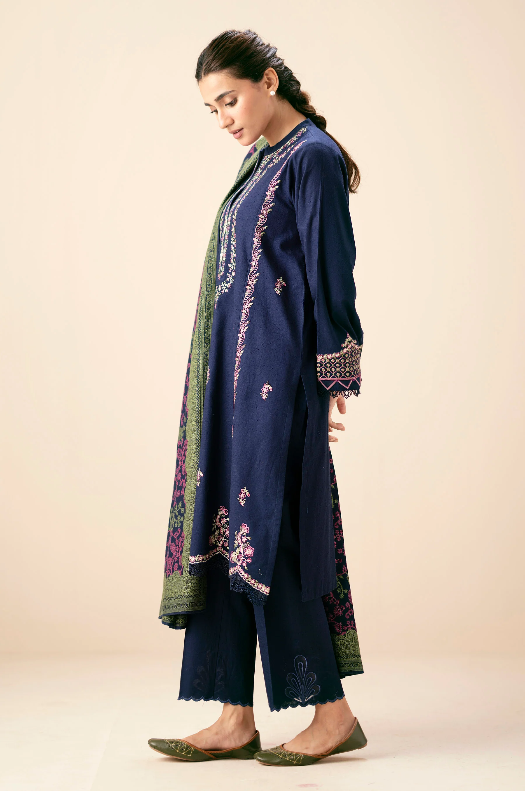 UNSTITCHED EMBROIDERED SUIT - Image 5
