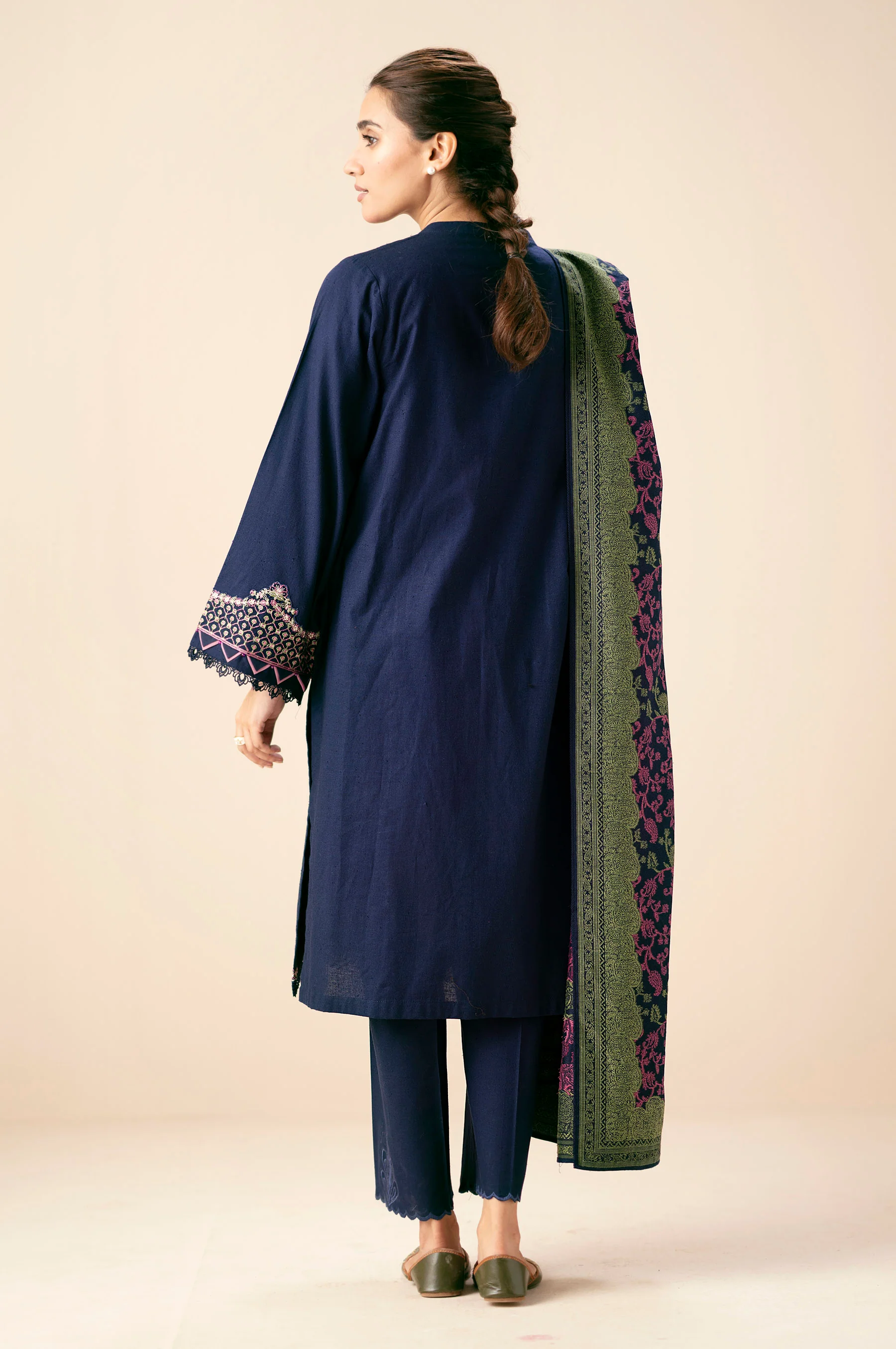 UNSTITCHED EMBROIDERED SUIT - Image 6