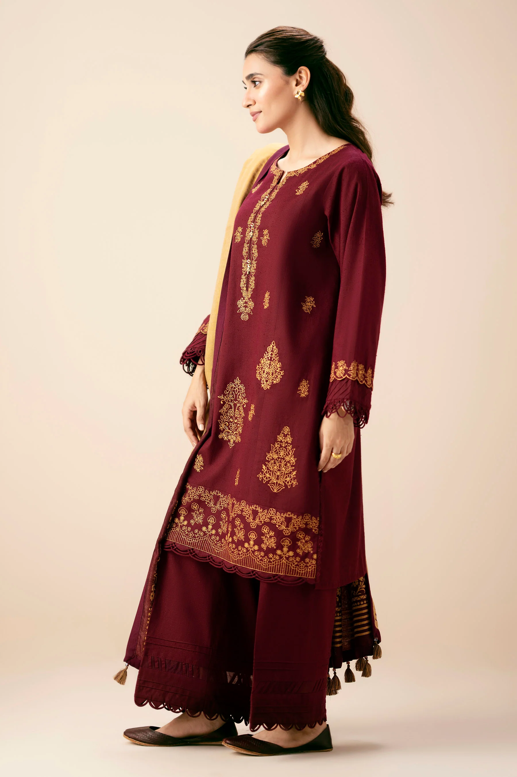 UNSTITCHED EMBROIDERED SUIT - Image 3