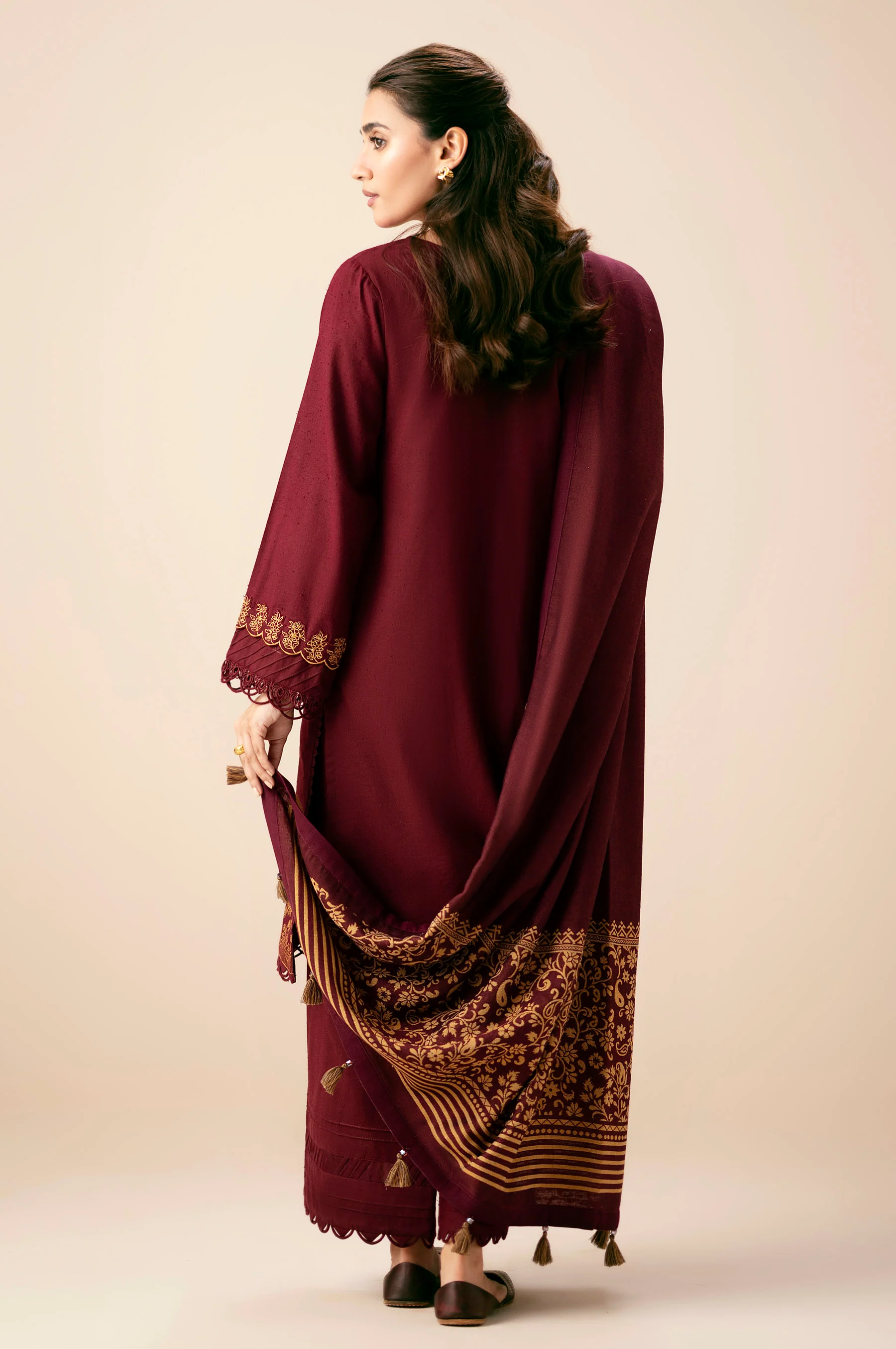 UNSTITCHED EMBROIDERED SUIT - Image 4