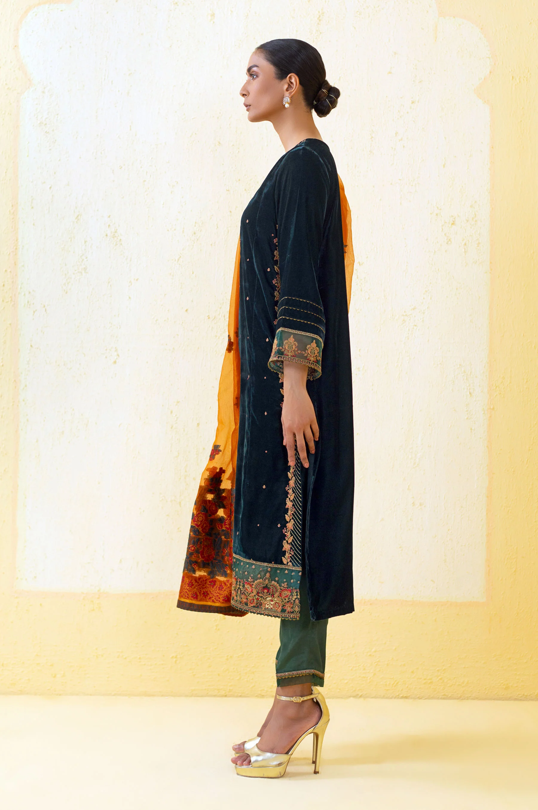 3 Piece Unstitched Embroidered Velvet Suit - Bottle Green - Image 4
