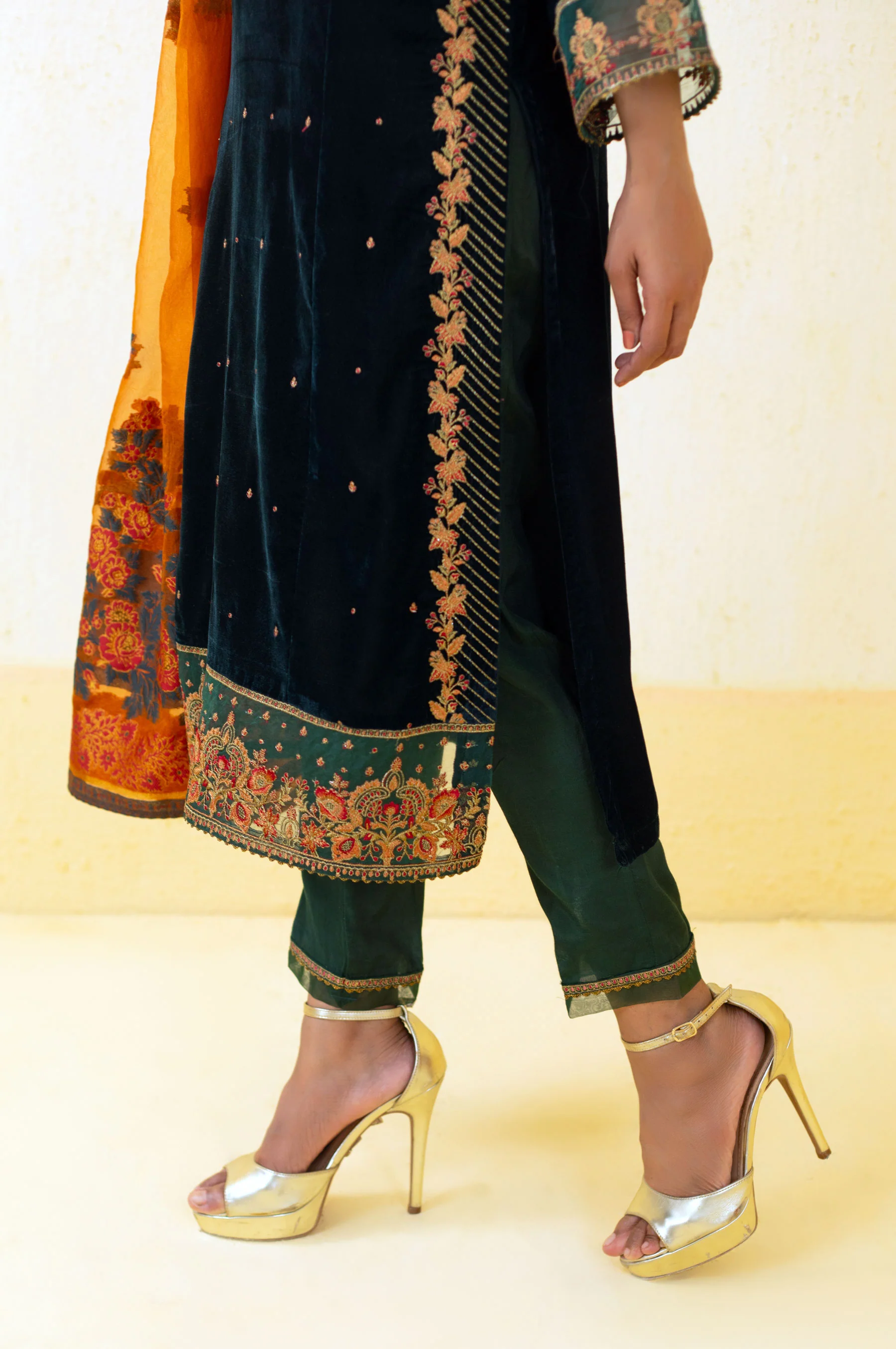 3 Piece Unstitched Embroidered Velvet Suit - Bottle Green - Image 5
