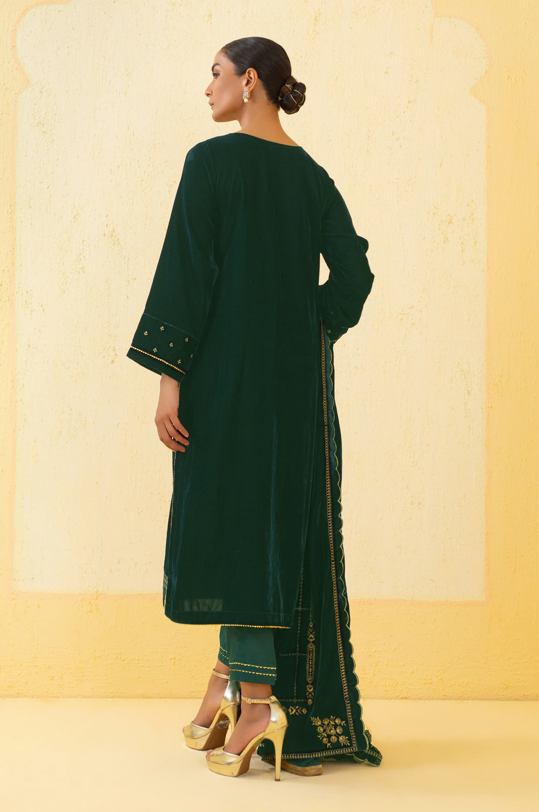 Unstitched 3 Piece Embroidered Velvet Suit - Teal - Image 5