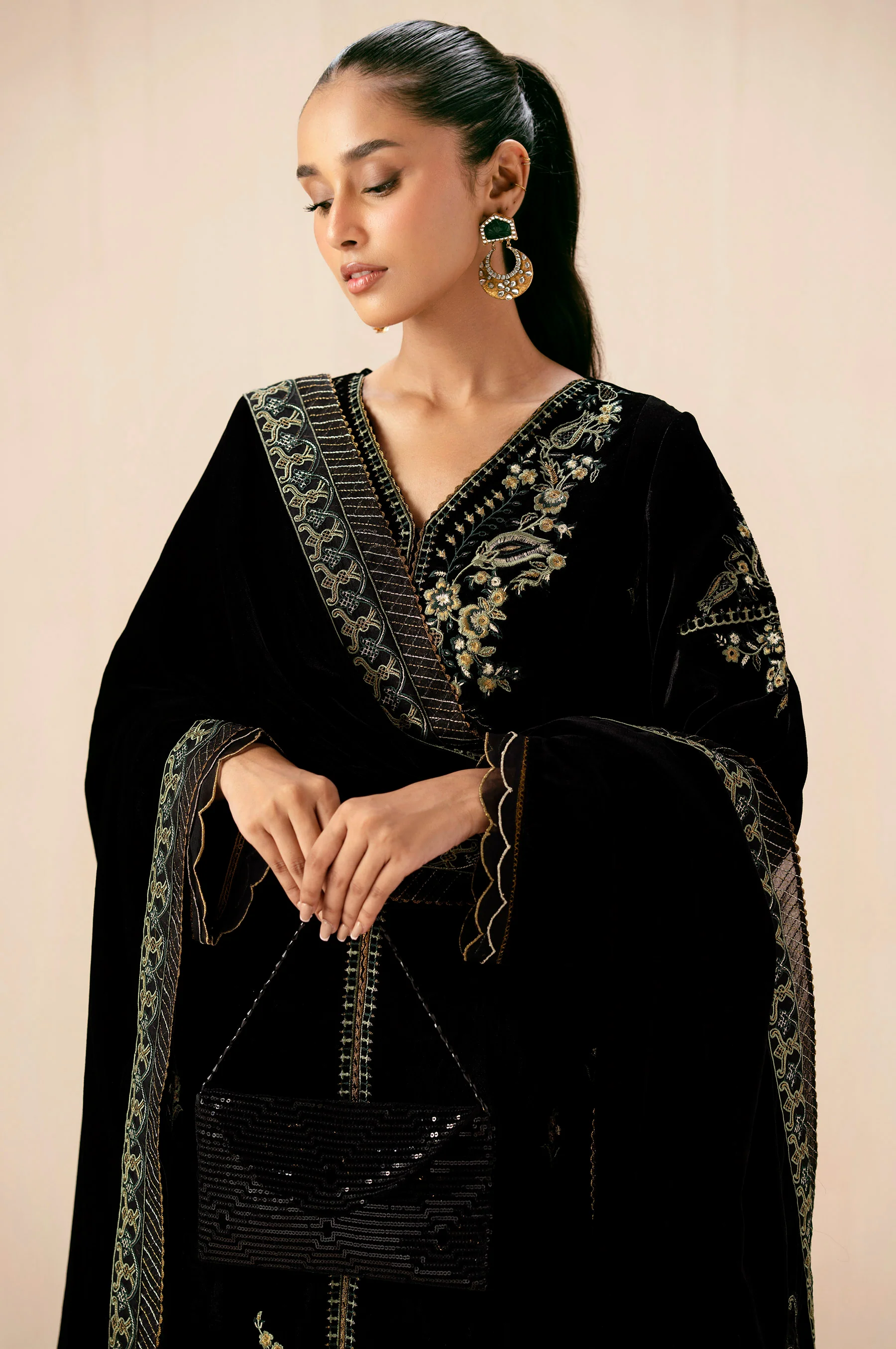 Unstitched 3 Piece Embroidered Velvet Suit - Black - Image 6