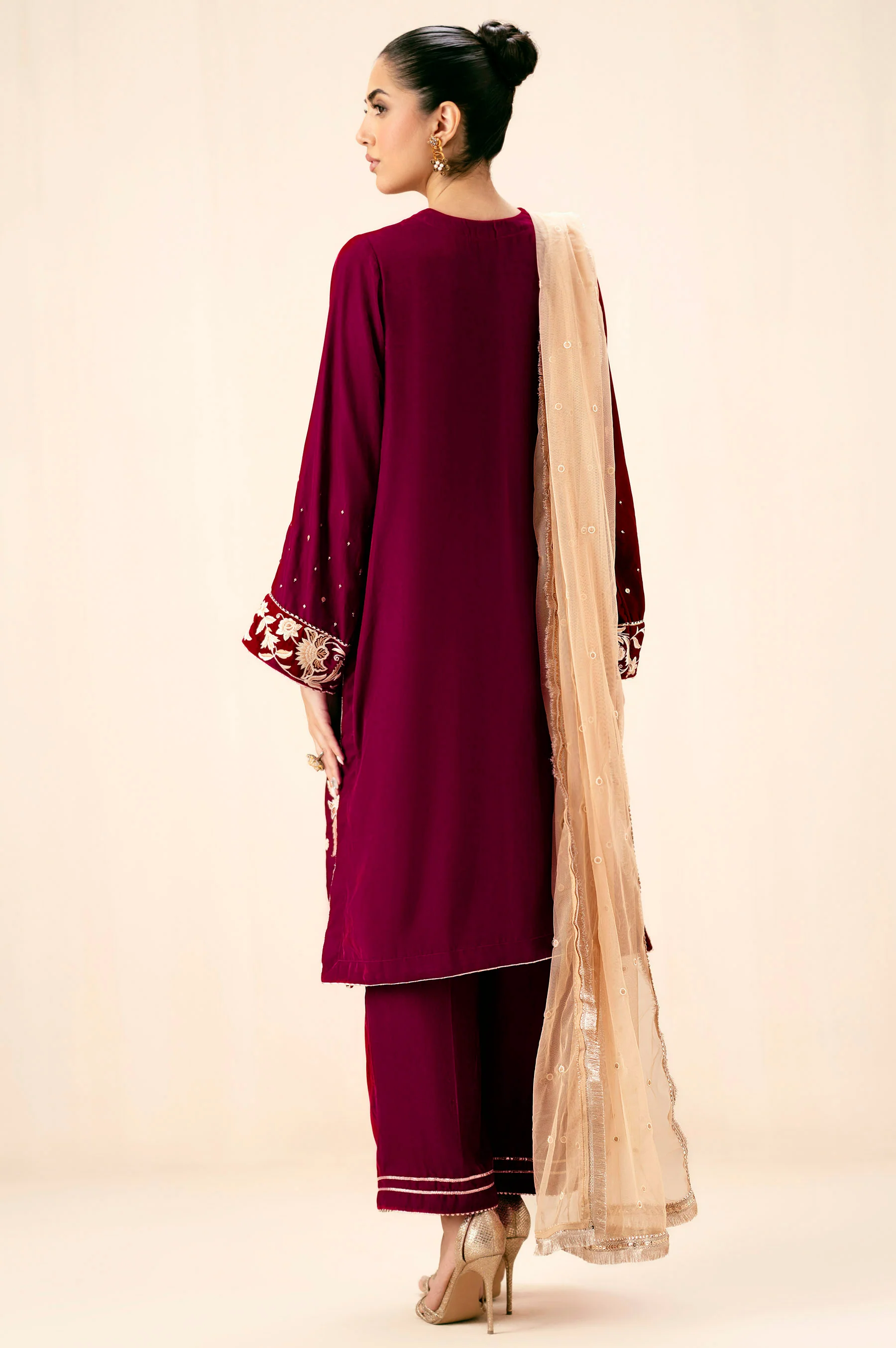 Unstitched 3 Piece Embroidered Velvet Suit - Magenta - Image 3
