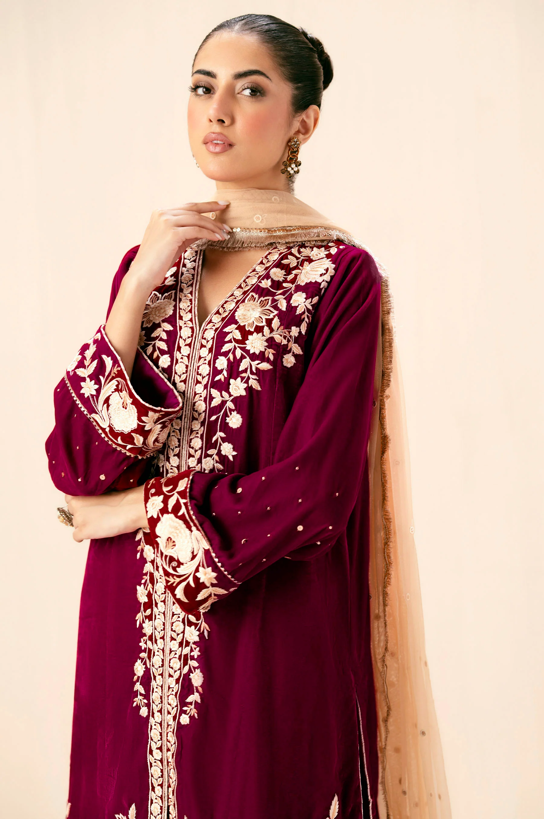 Unstitched 3 Piece Embroidered Velvet Suit - Magenta - Image 4