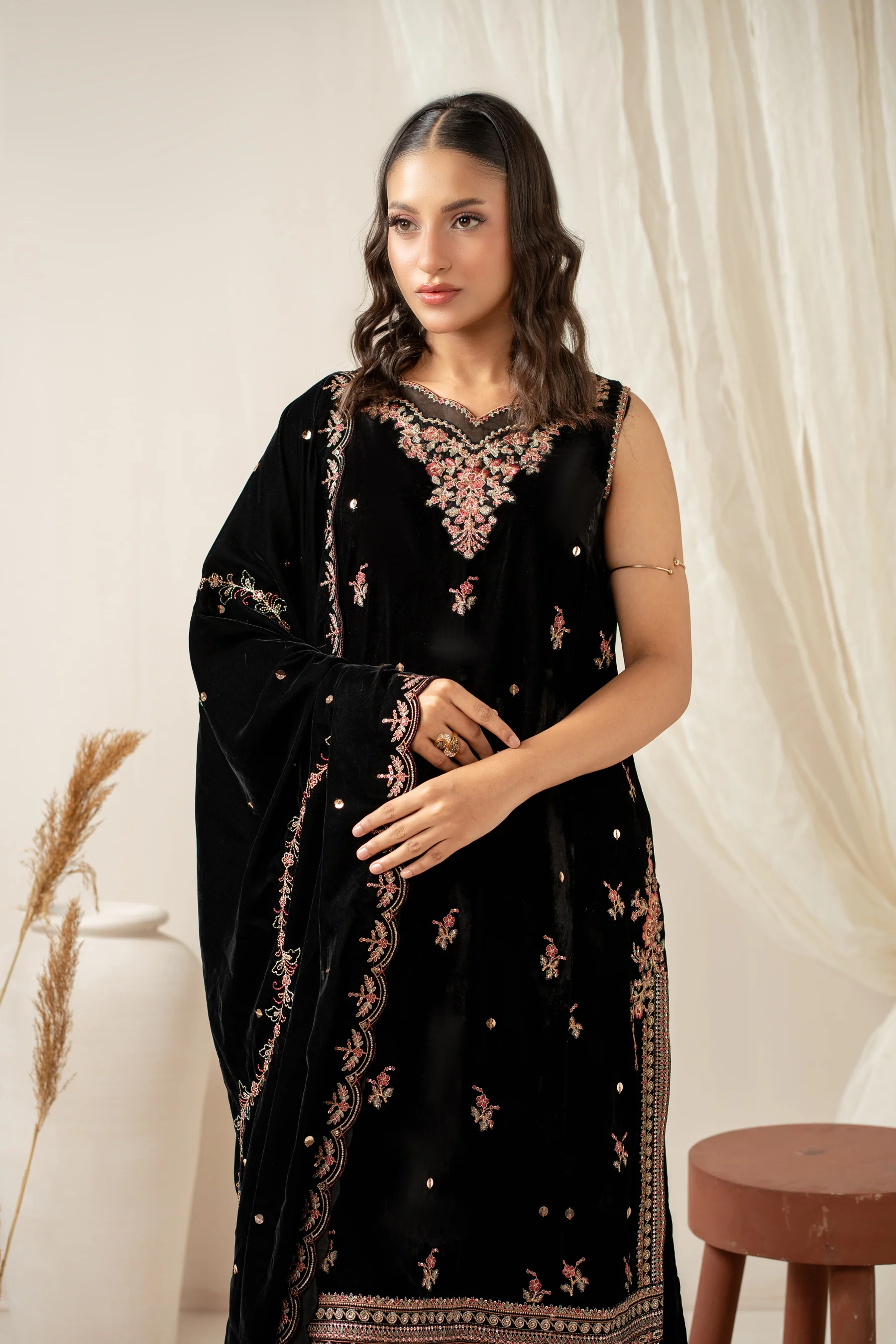 UNSTITCHED EMBROIDERED SUIT - Image 4